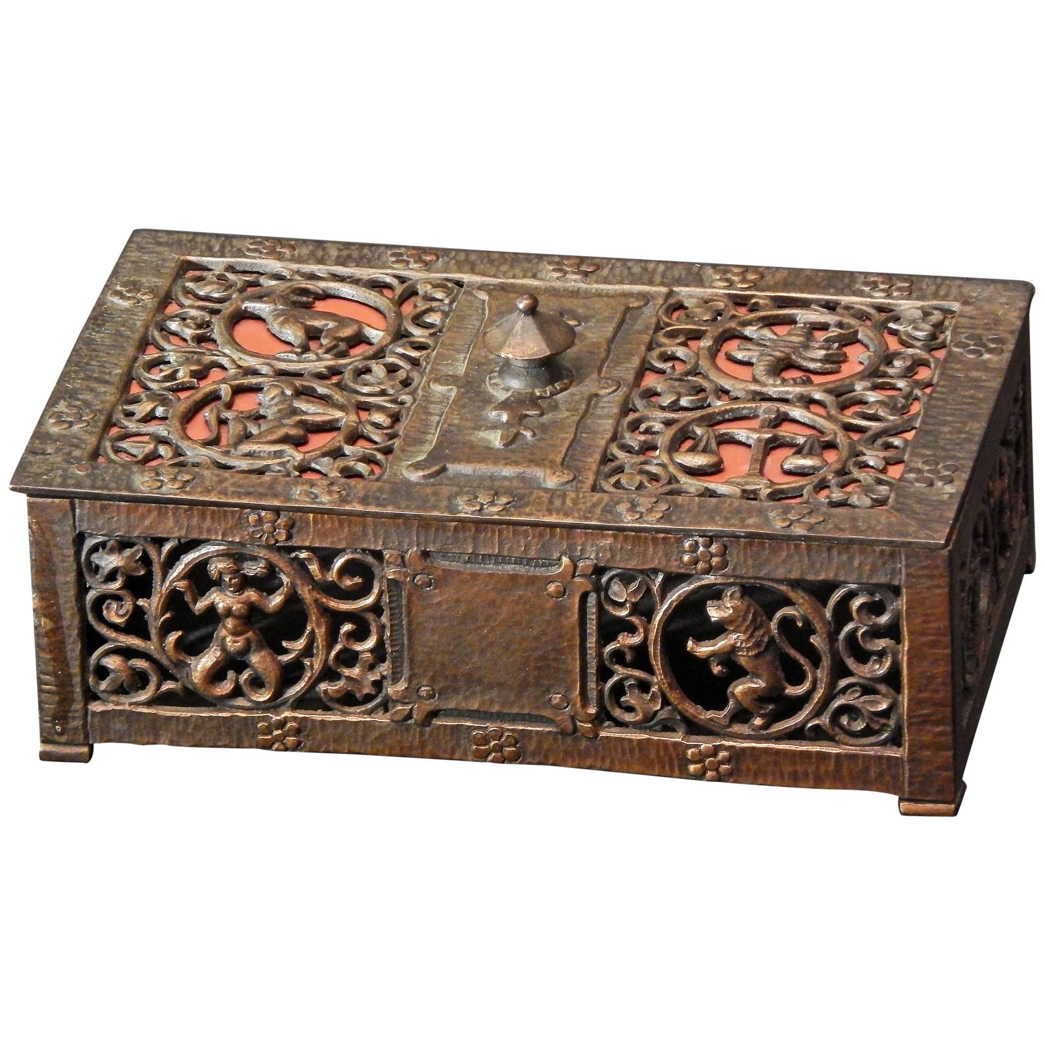 " Zodiac Box ", coffret en bronze à couvercle Art déco avec symboles du Zodiaque par Oscar Bach.