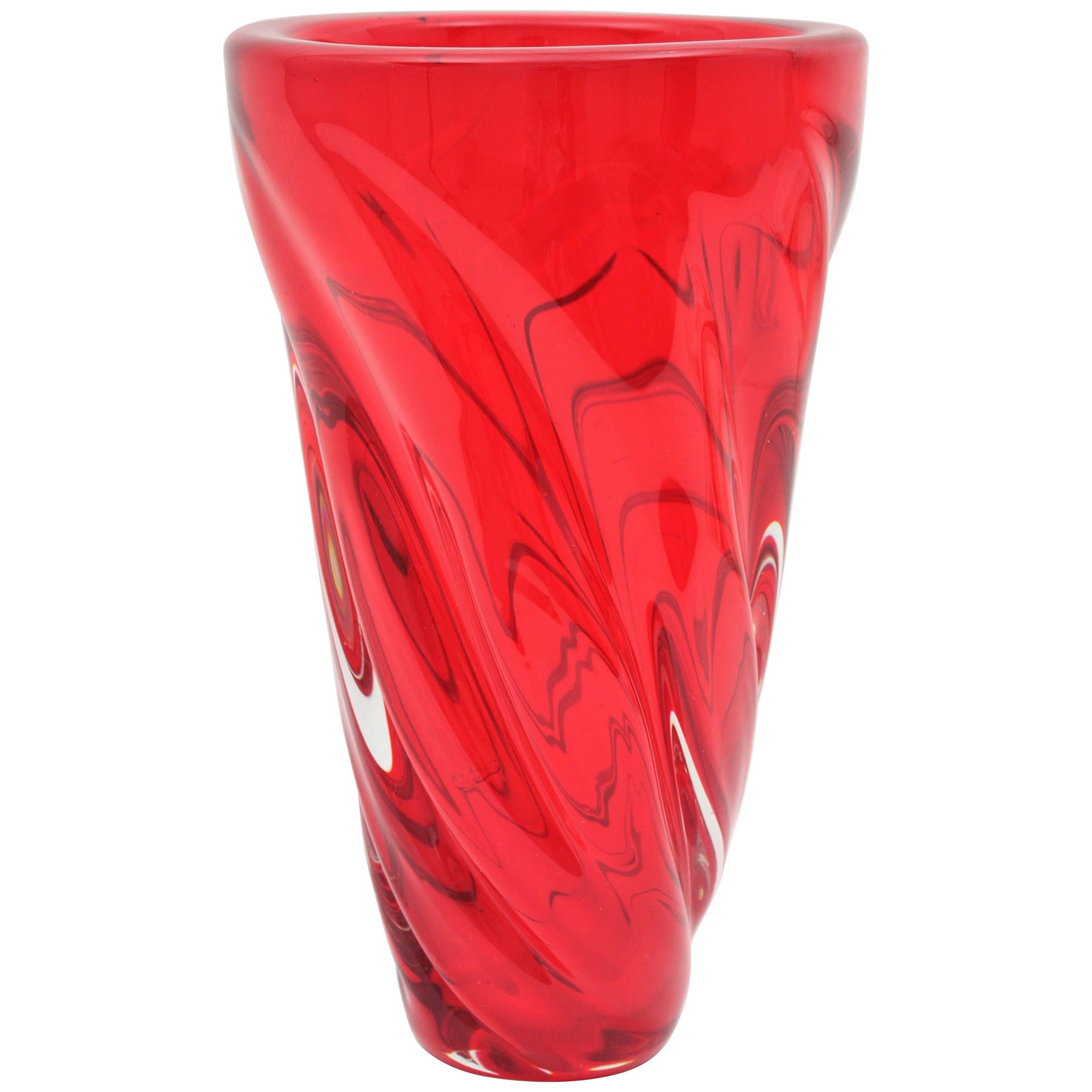 Archimede Seguso Murano Ruby Red Twisting Tornado Glass Vase, Italy 1960s