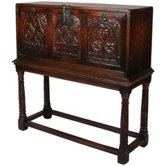 Antiker spanischer Vargueno-Schreibtisch mit geschnitzter Eichenfront:: 19