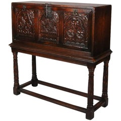 Ancien bureau en chêne sculpté Vargueno:: 19ème siècle