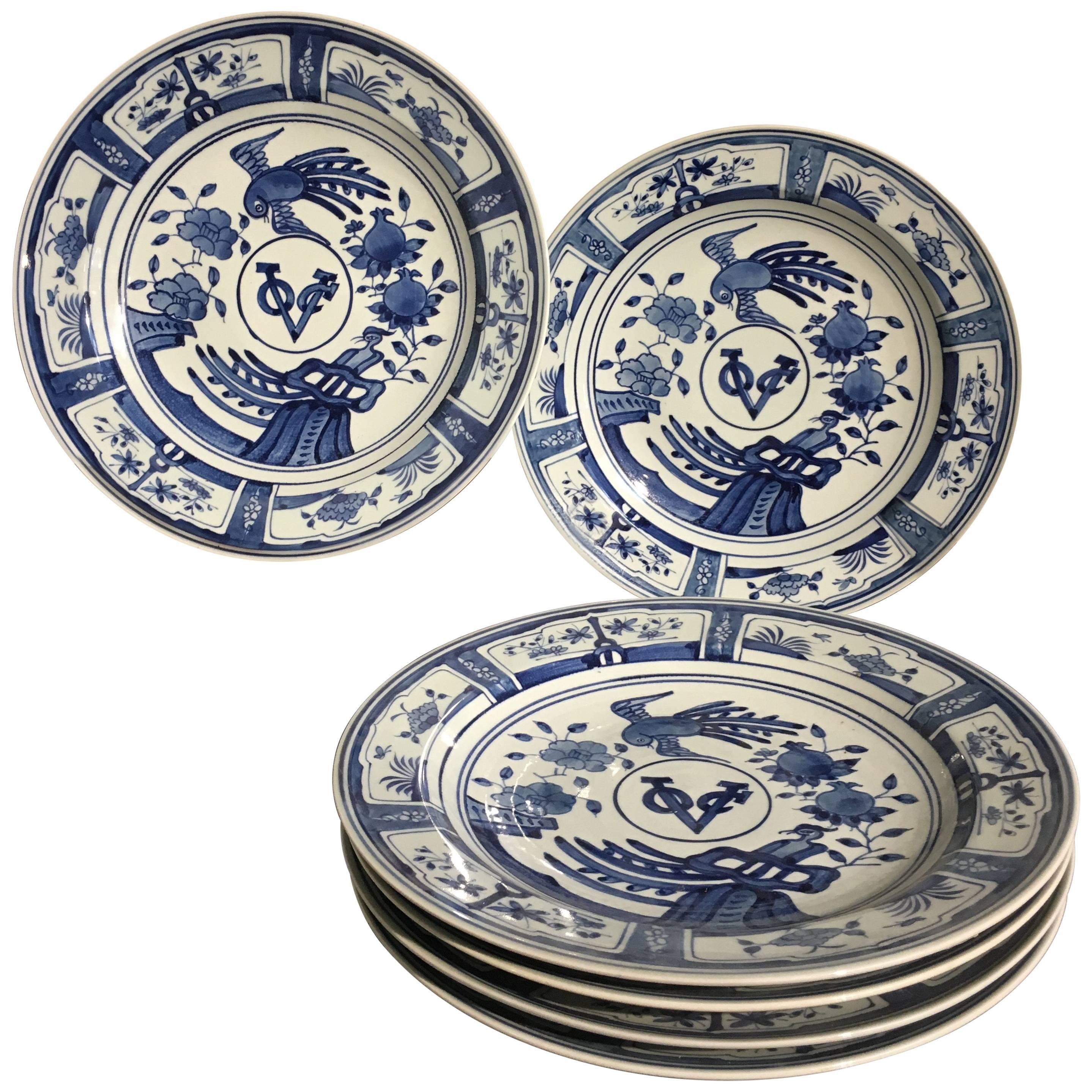 Six assiettes de présentation en porcelaine bleue et blanche de style exportation chinoise VOC, XXe siècle