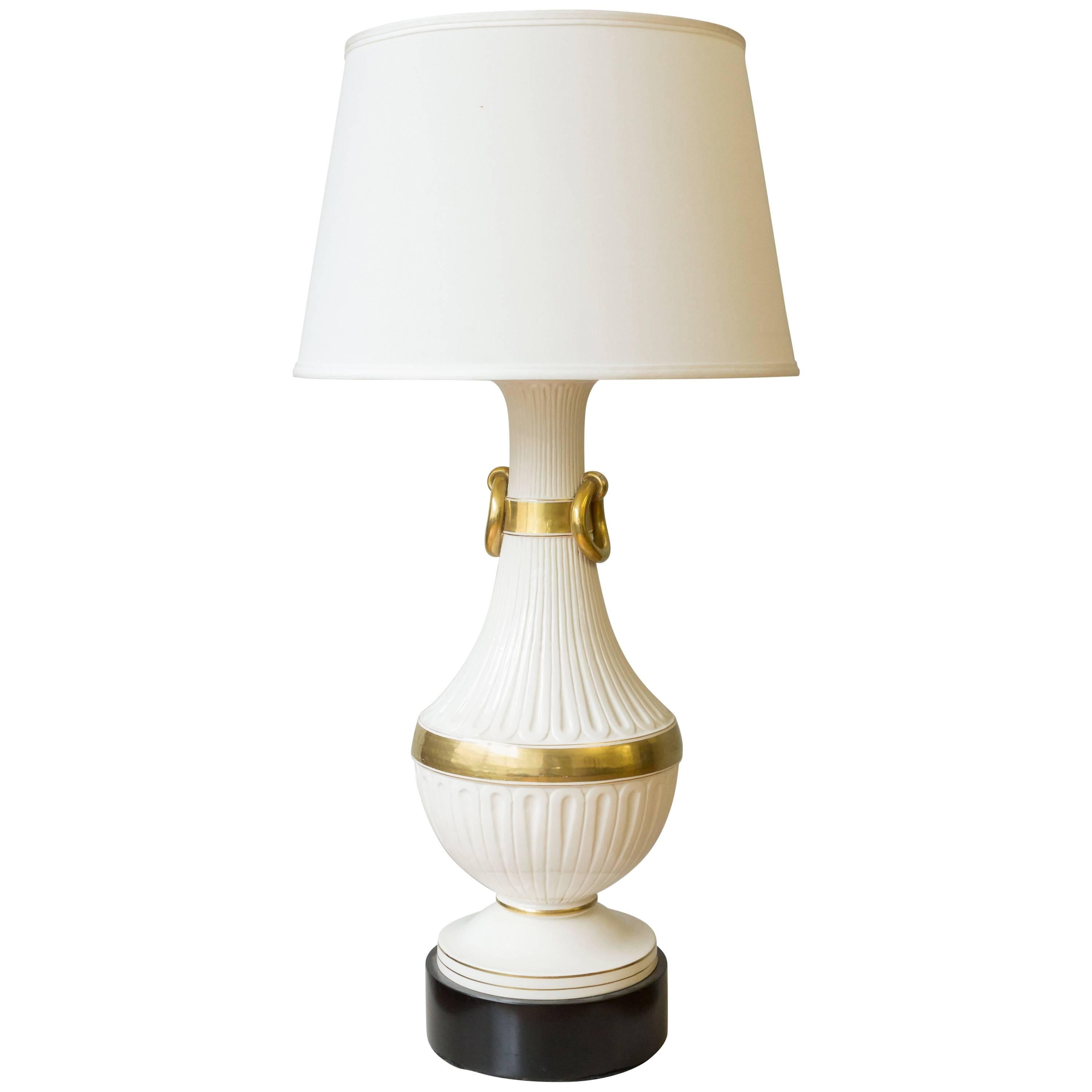 Grande lampe française des années 1940 en porcelaine blanche et or