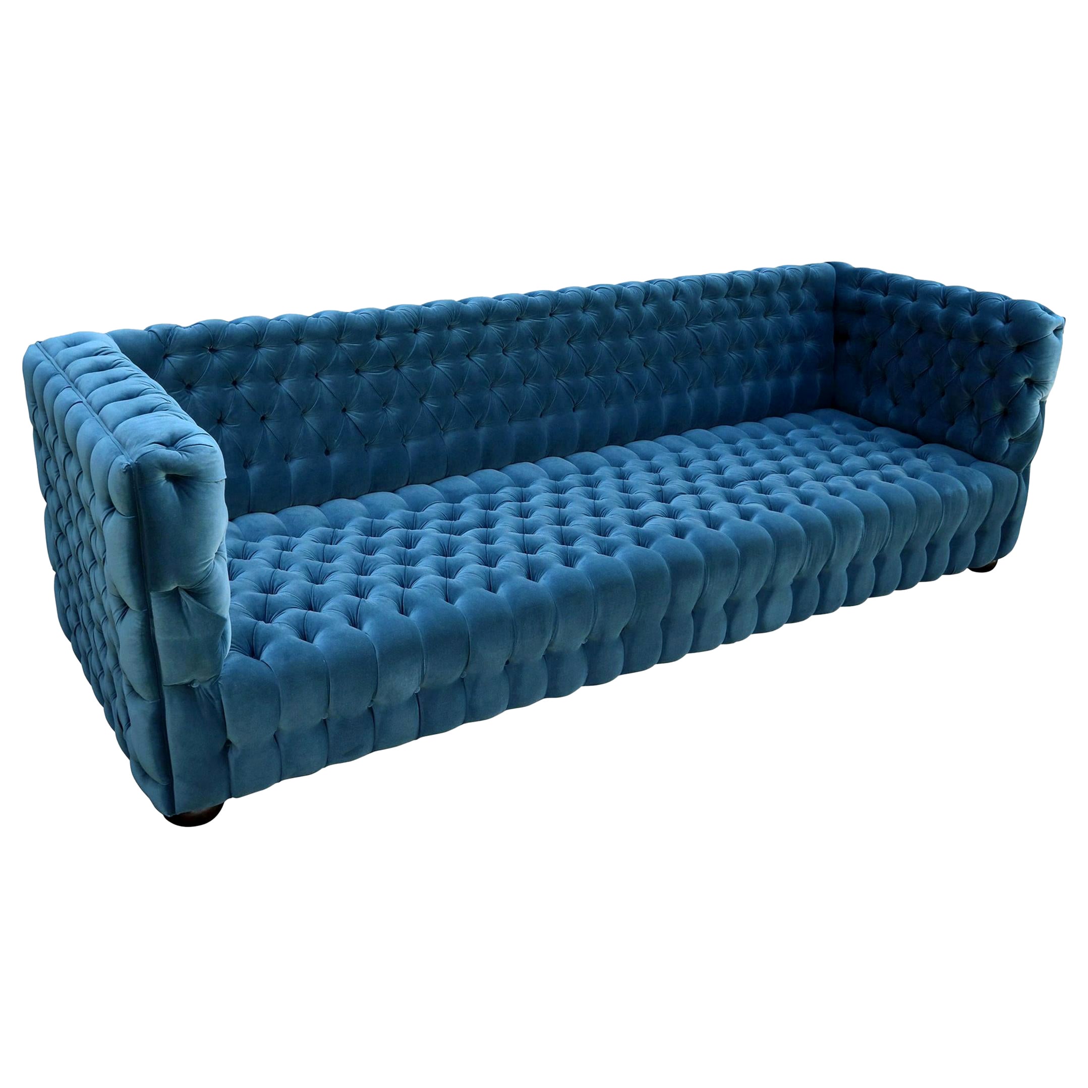 Maßgefertigtes Capitone „Carmen“ Sofa aus getuftetem blau-grünem Samt von Adesso Imports