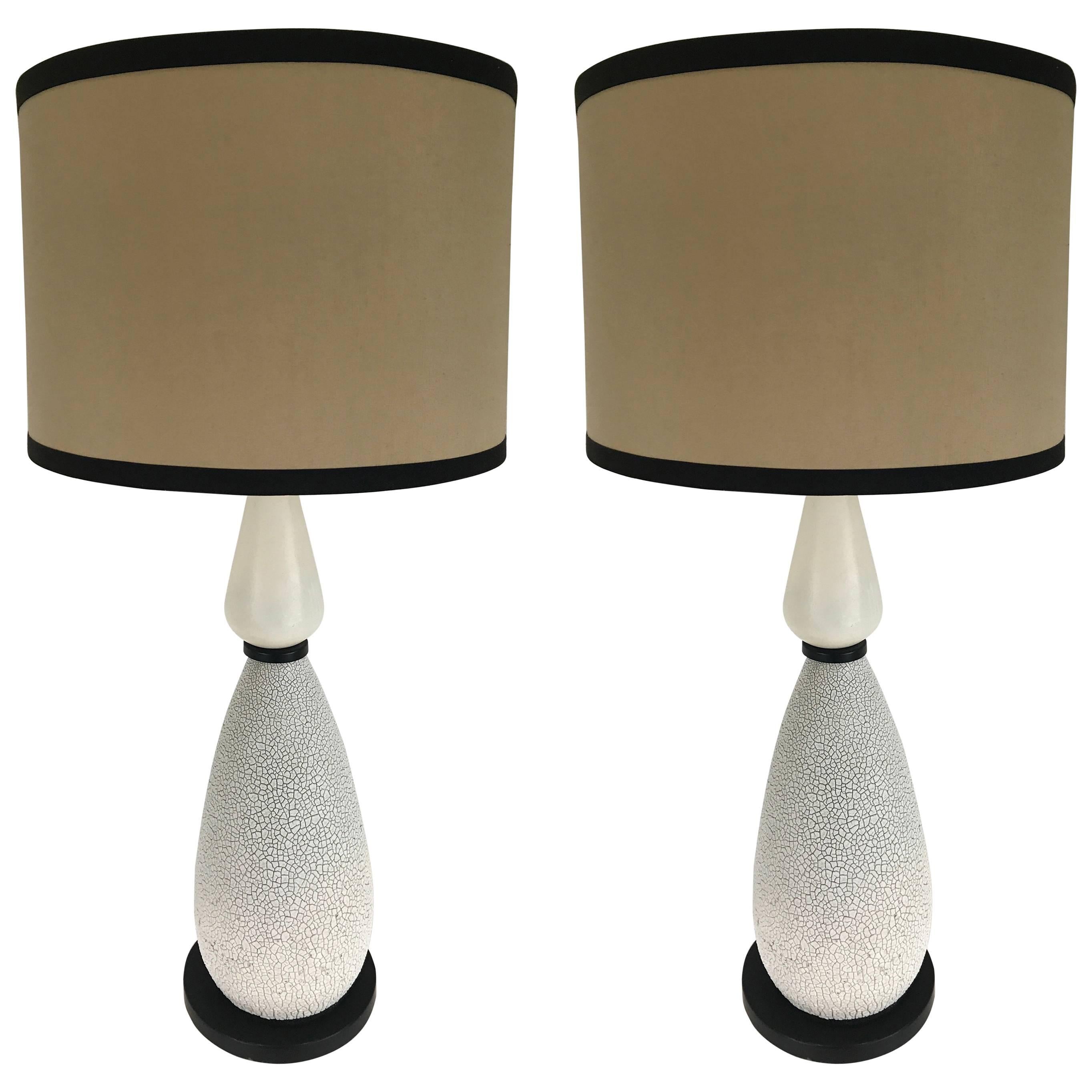 Une paire de hautes lampes de table du milieu du siècle. Constitué de deux sphères en forme de gourde, l'une craquelée et l'autre lisse. Montré avec le grand abat-jour original et le petit abat-jour tambour. Les deux sont destinés à être exposés.