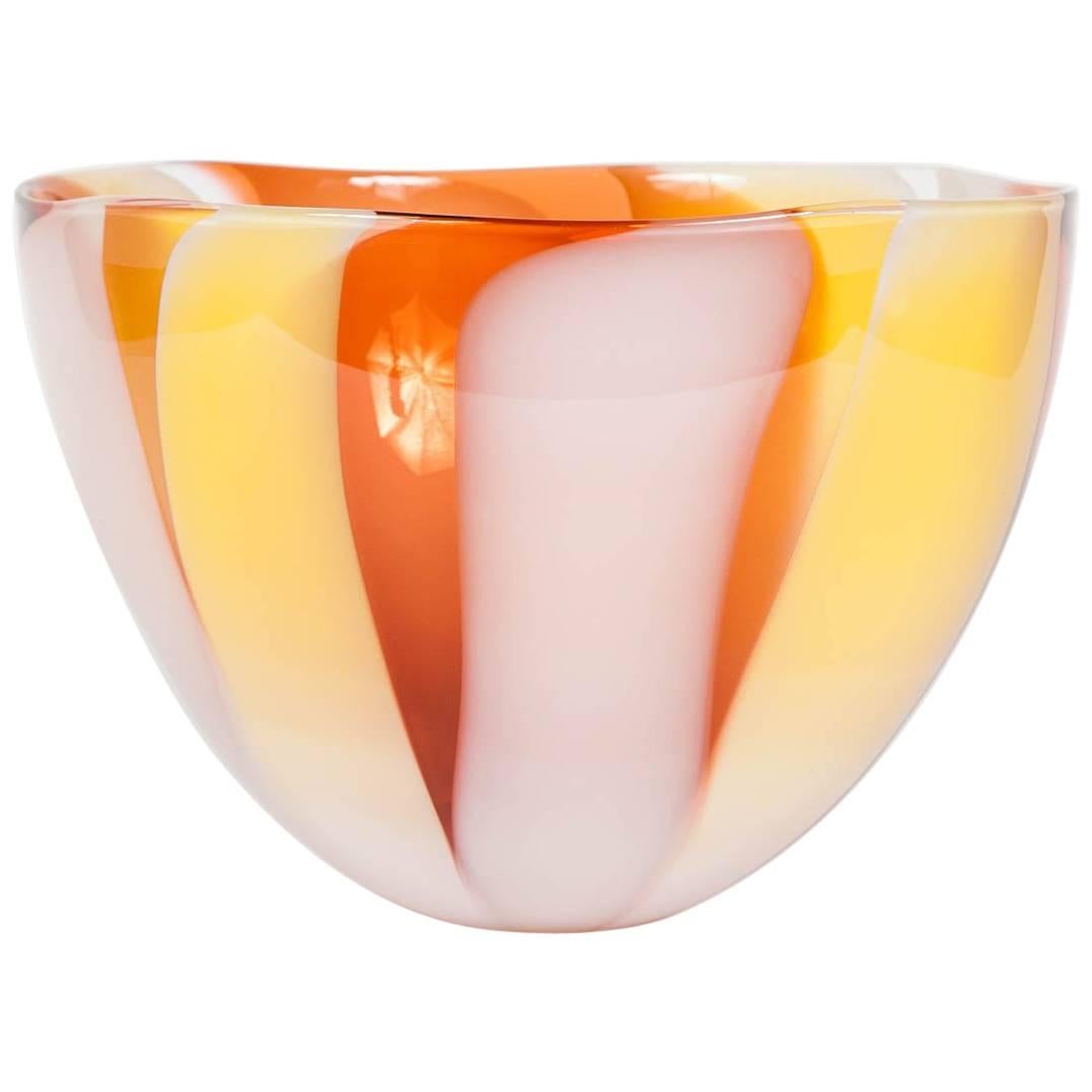 Britannique  Waves n° 245, un bol en verre unique  en jaune, rose et orange de Neil Wilkin  en vente