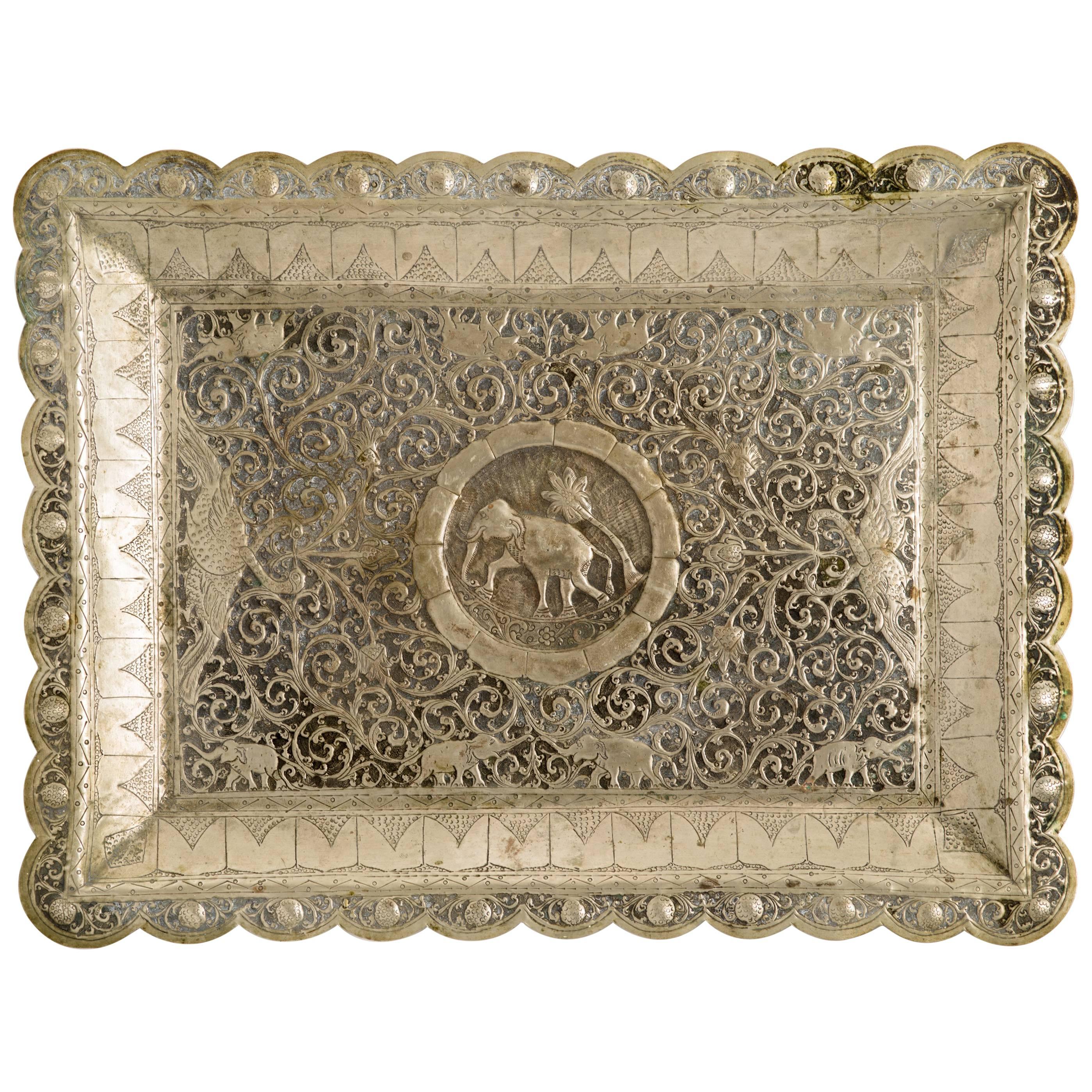 Antikes Serviertablett mit eingraviertem indischen Mughal-Motiv aus Zinn im Angebot