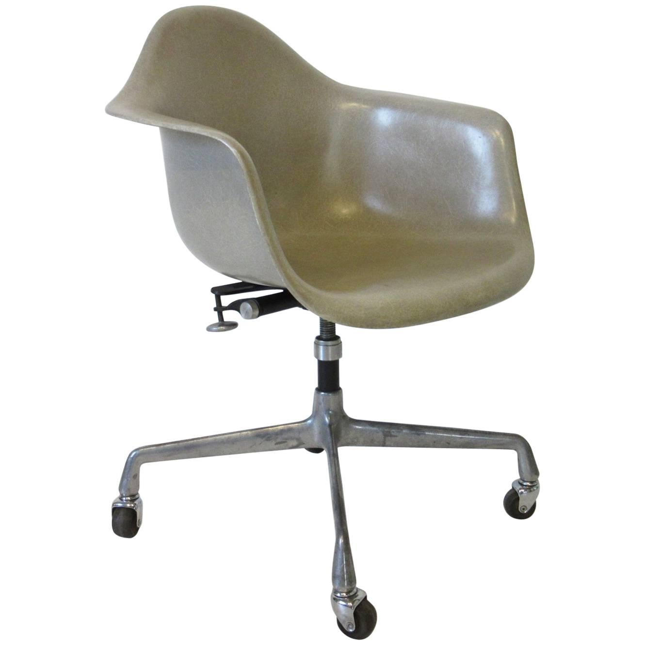 Eames Herman Miller Fiberglass Shell Desk Chair