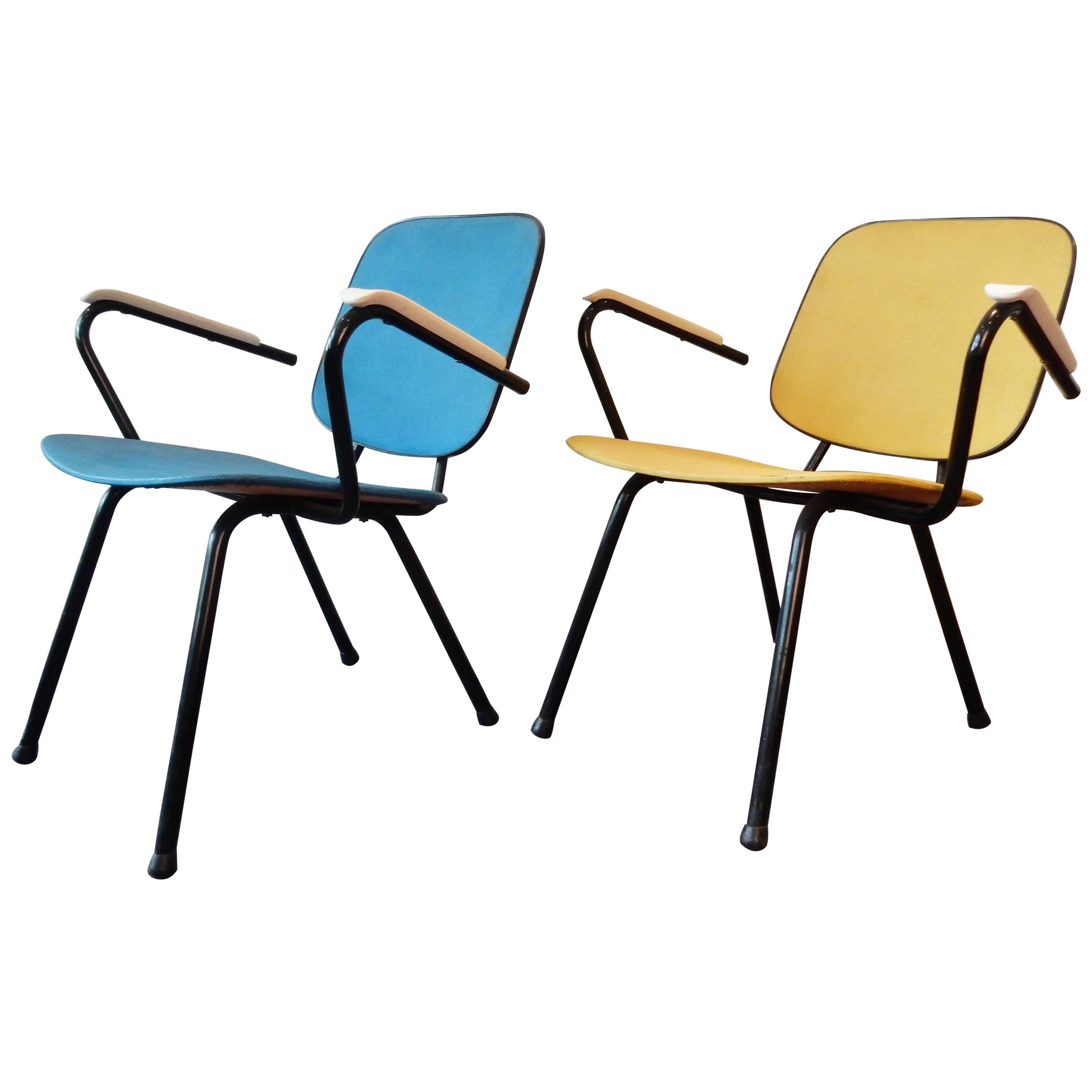 Ensemble de deux charmants fauteuils bas bleus et jaunes, années 1950-1960