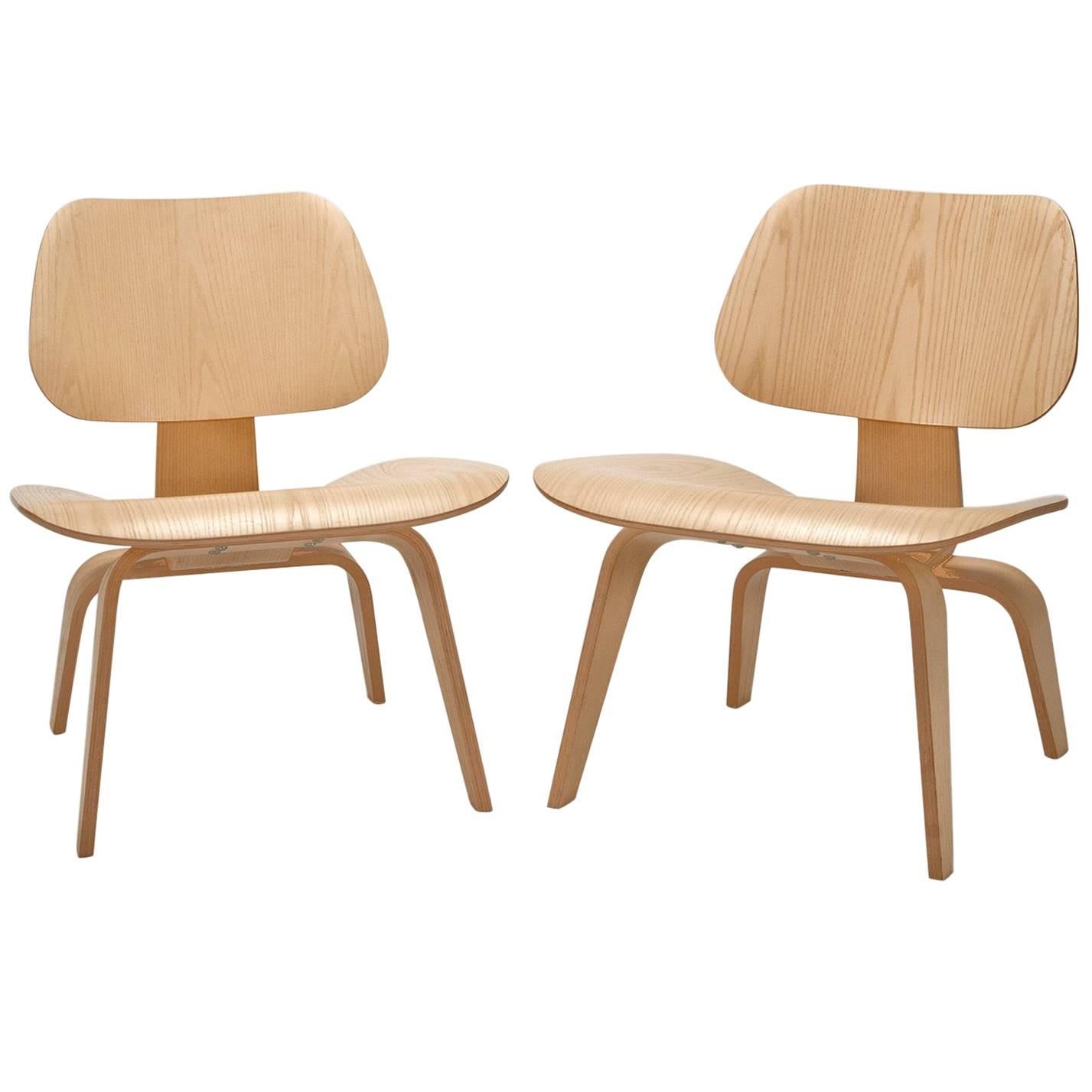 Pair of Molded Plywood Lounge Chairs ‘LCW’ Designed by Charles and Ray Eames