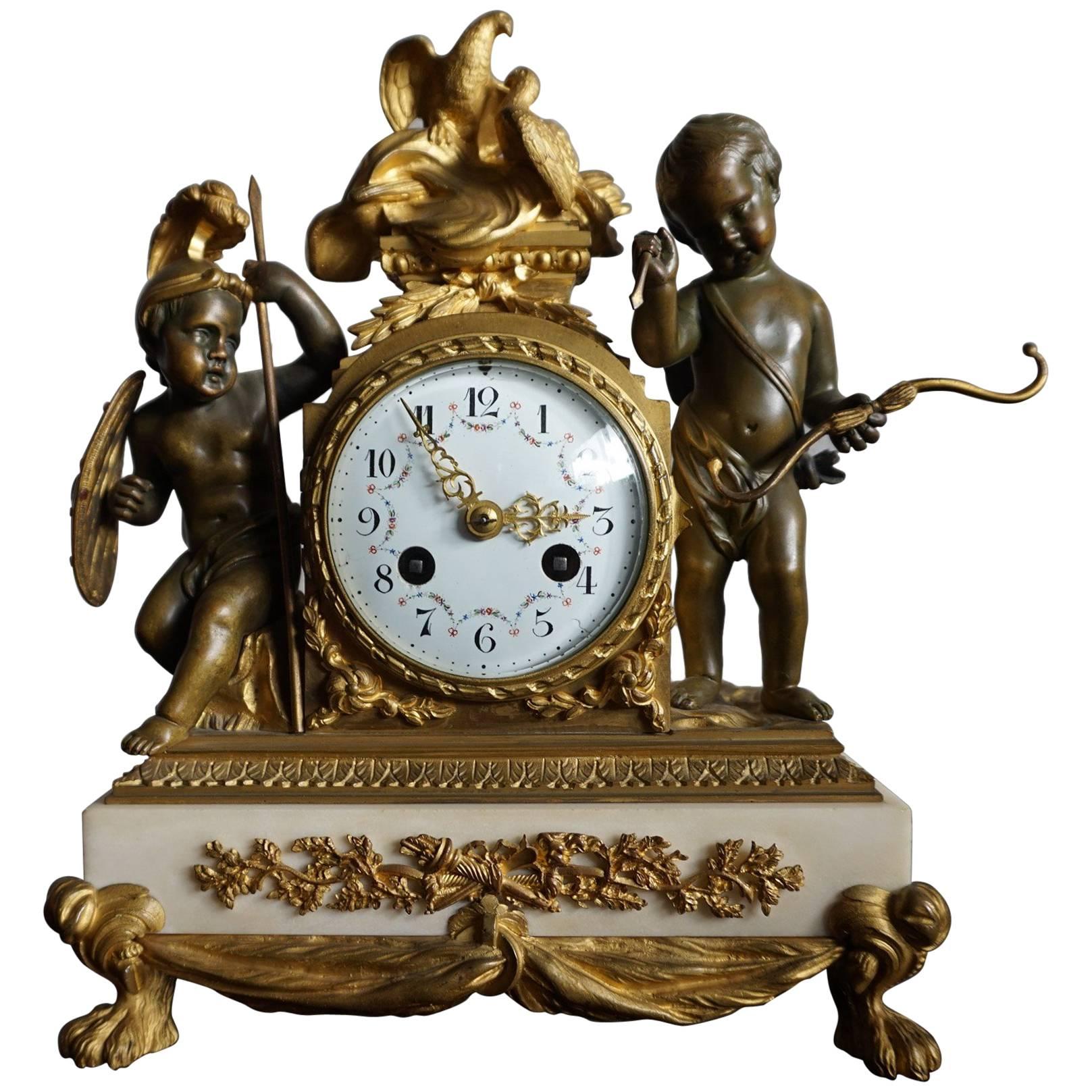 Horloge de cheminée ancienne en bronze doré et patiné représentant Cupidon et soldats en vente