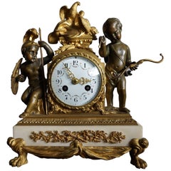 Horloge de cheminée ancienne en bronze doré et patiné représentant Cupidon et soldats