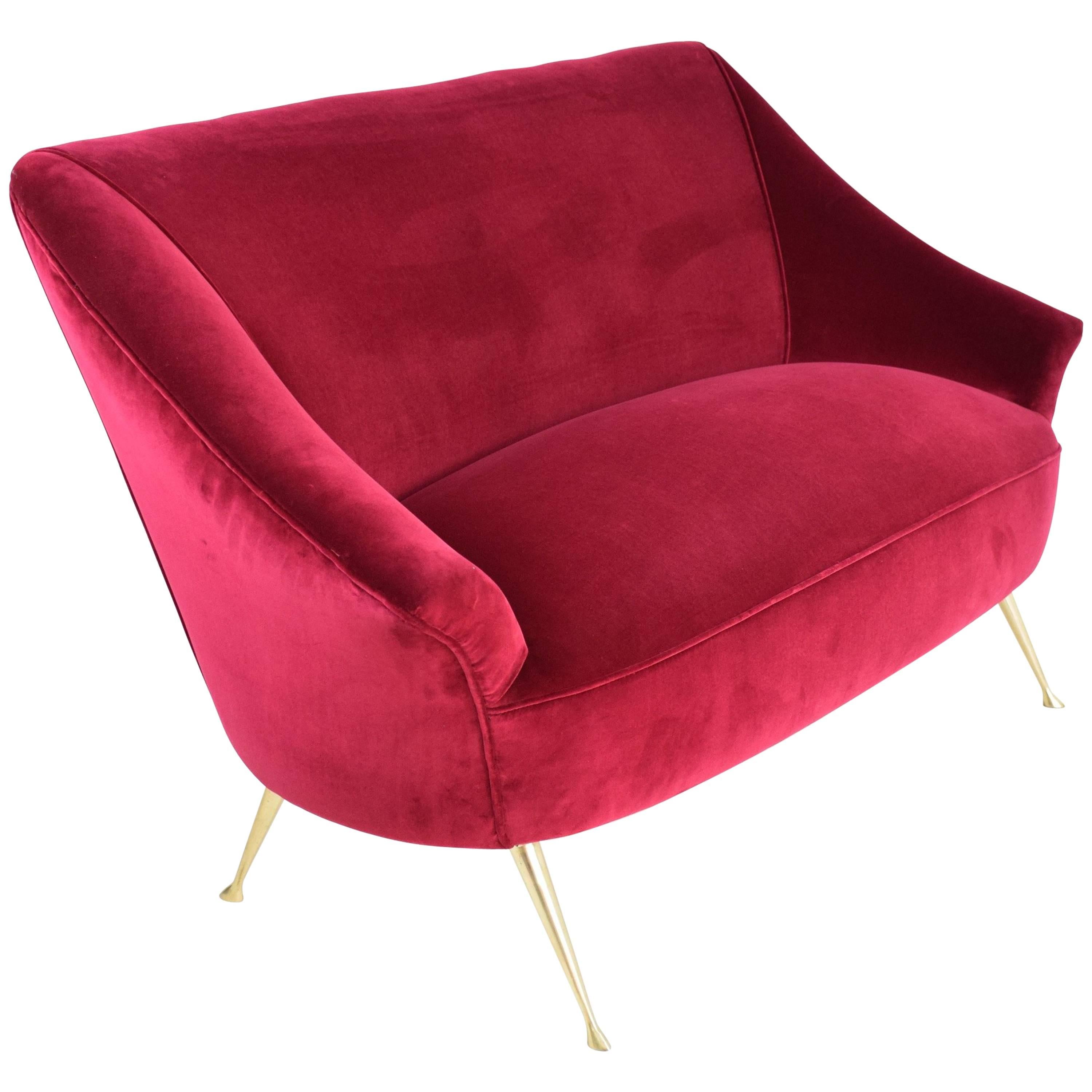 A 20th century vintage Italian gold polished splayed brass-legged, curved two-seater design sofa in the style of Ico Parisi fully restored in red velvet and new padding with one of the highest quality French upholstery makers, Lelièvre Paris.

An