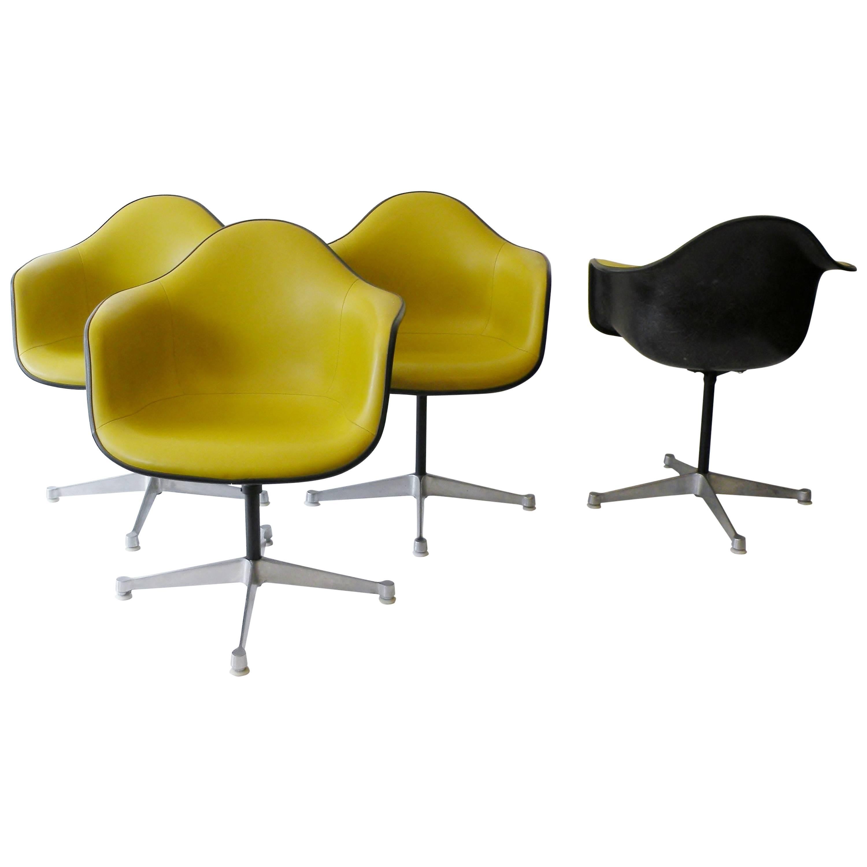 Charles & Ray Eames Herman Miller Set of Four Aluminum Group Shell Armchairs For Sale