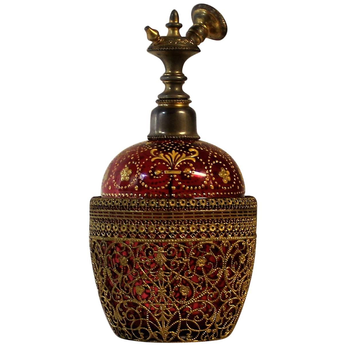 Parfümflasche aus Preiselbeerglas mit filigraner und goldener Emaille