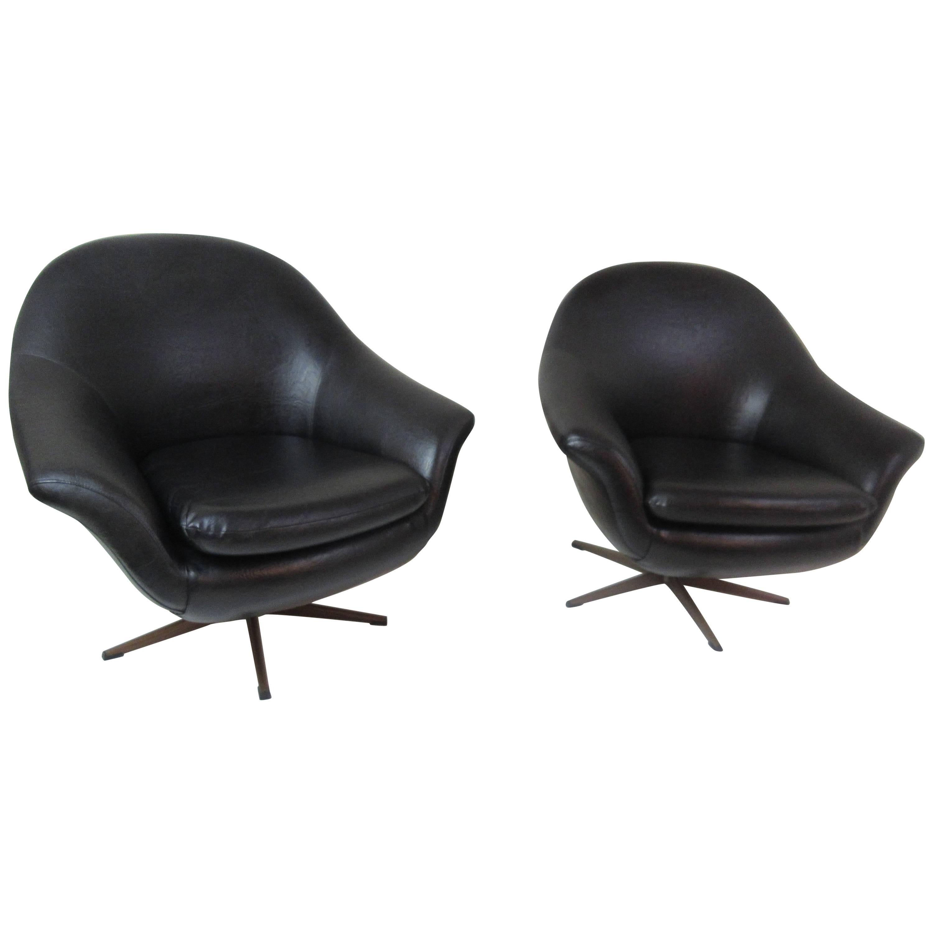Overman Pair of Swivel Chairs in Black Vinyl
