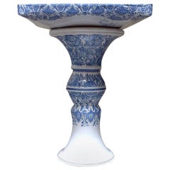 Bjørn Wiinblad. Mesa de flores única, 1992, de cerámica con decoración azul