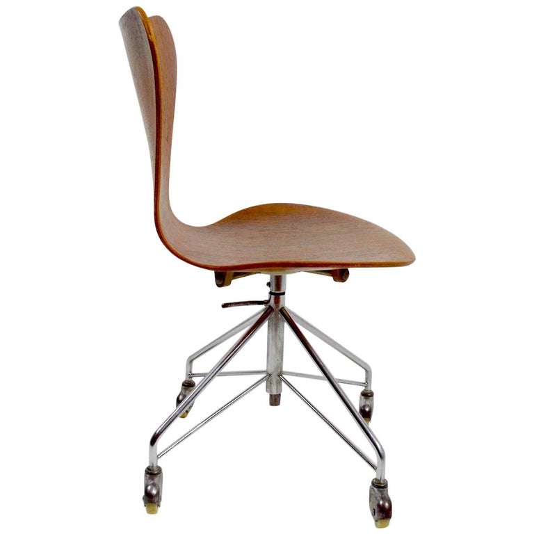 Arne Jacobsen for Fritz Hansen Swivel Desk Chair Model 3117 For Sale at  1stDibs