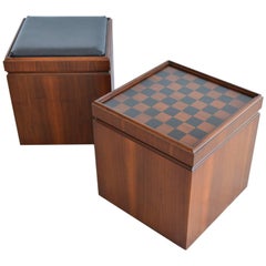 Paire de poufs cubes en noyer pour jeu de damier ou d'échecs:: vers 1965