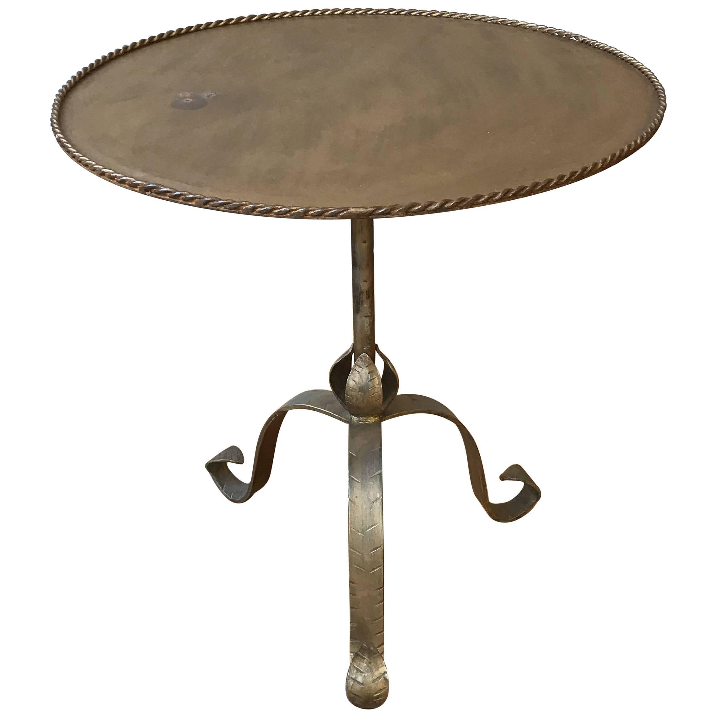 Table d'extrémité en fer doré espagnol avec base tripode