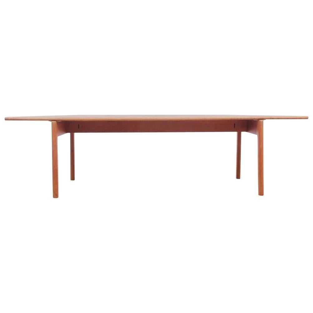 Mid-Century Modern Scandinavian Coffee Table in Solid Oak by Hans Wegner