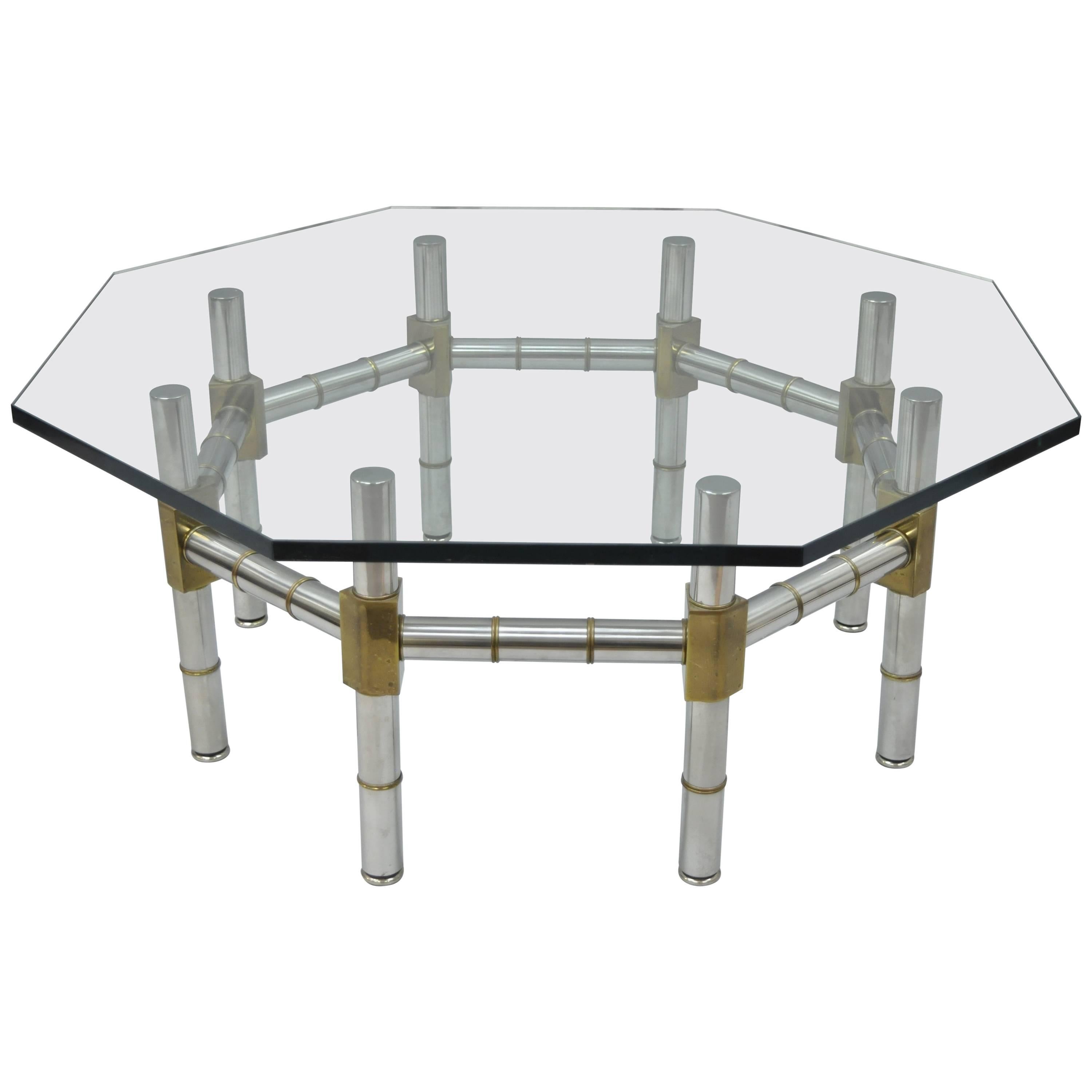 Table basse octogonale moderne du milieu du siècle dernier en chrome et laiton avec plateau en verre imitation bambou
