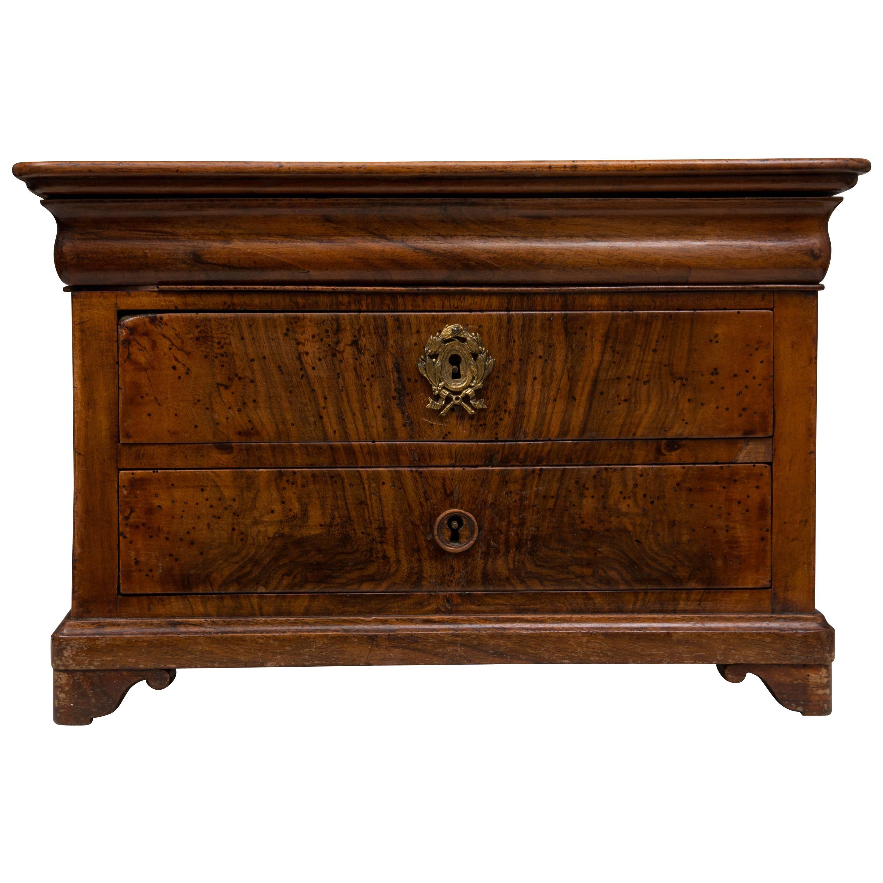 Commode Speciman française en noyer de Louis Philippe en vente