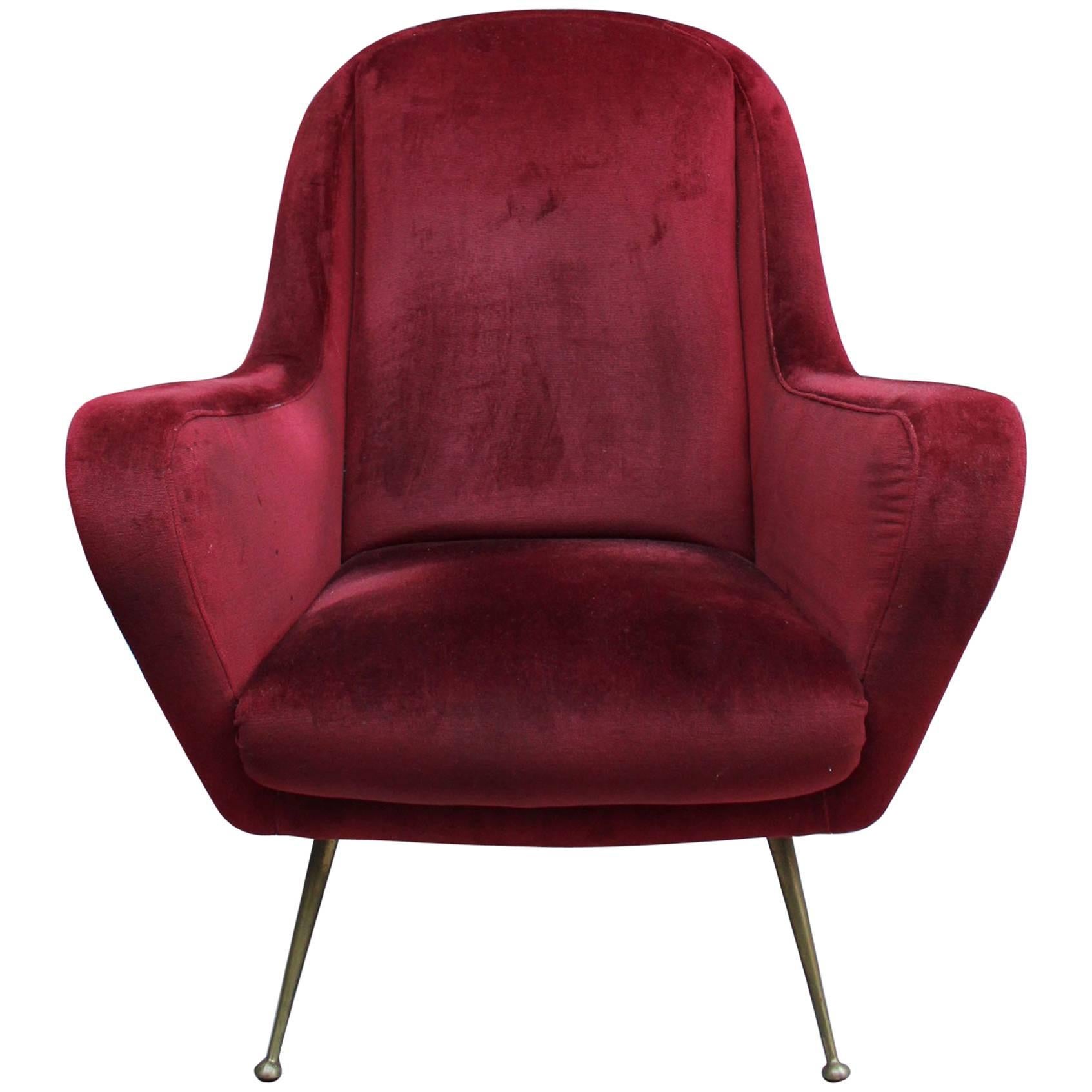 Feiner italienischer Sessel aus rotem Samt aus den 1970er Jahren mit Messingbeinen