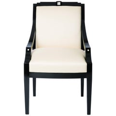 Fauteuil classique en soie ivoire avec panneau Masque de femme en cristal Maison Lalique