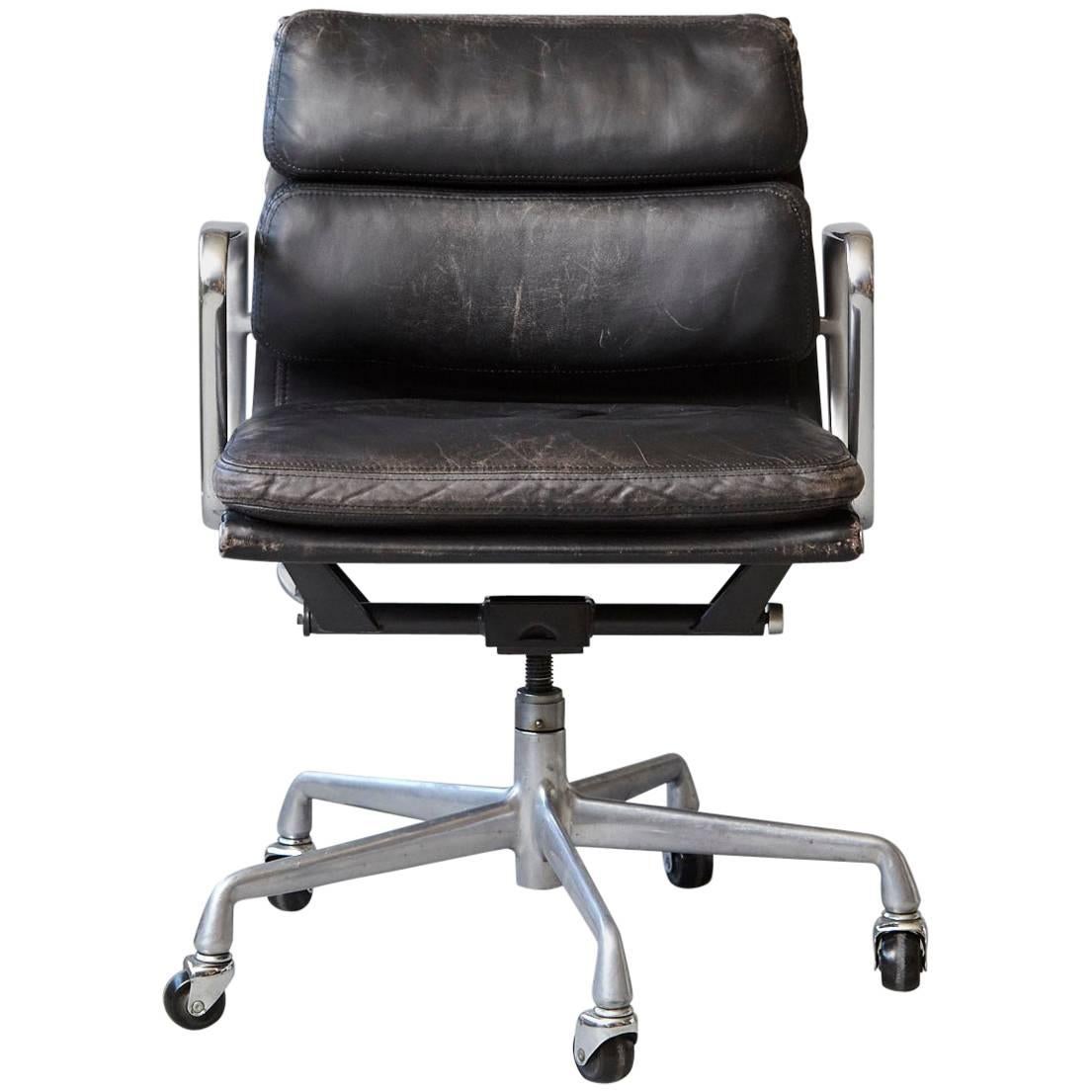Eames Aluminum Group Black Leather Soft Pad Chair on Casters for Herman Miller