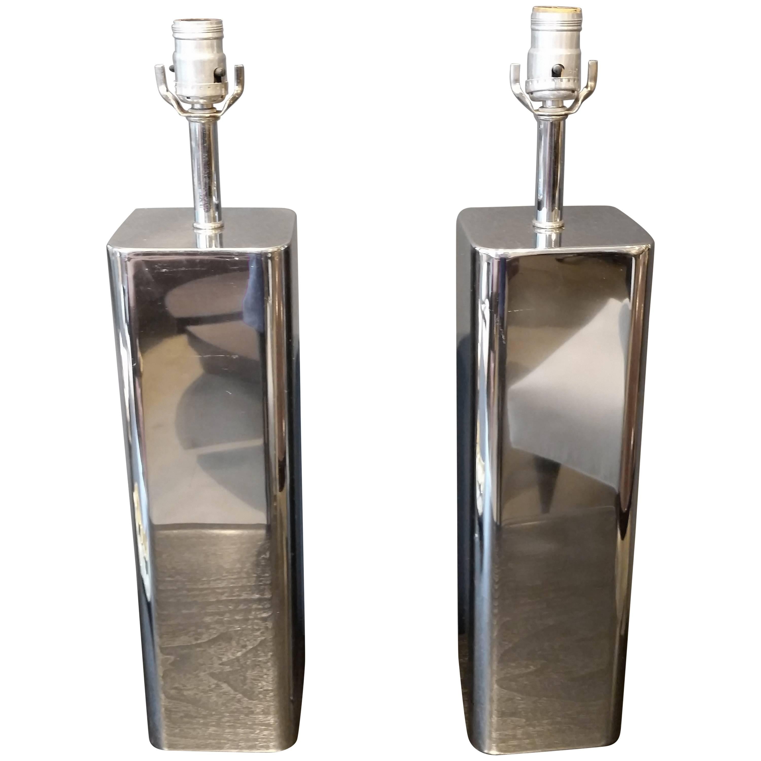 Handsome pair of polished nickel or chrome table lamps, 1970s. High-quality seamless construction would go well with nearly any interior design style. In very good vintage condition with very minor wear, not noticeable in use. 
Height is 21.5