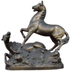 Rare sculpture décorative et détaillée du début du 20e siècle représentant un cheval sauvage combattant