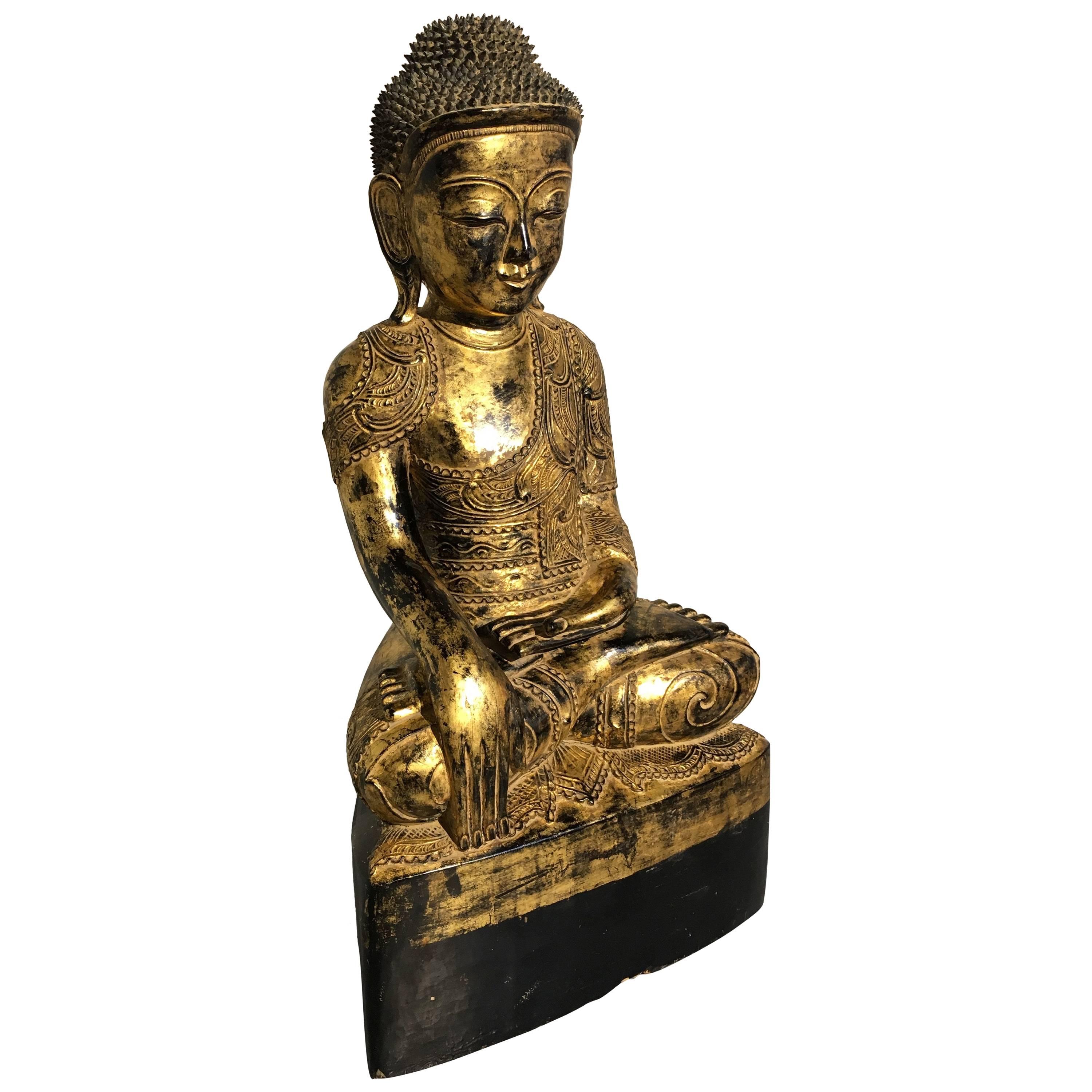 Buddha aus der birmanischen Ava-Periode, geschnitzt, lackiert und aus vergoldetem Holz, spätes 18. Jahrhundert