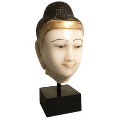 Tête de bouddha en albâtre sculpté birman de la période Mandalay:: 19e siècle