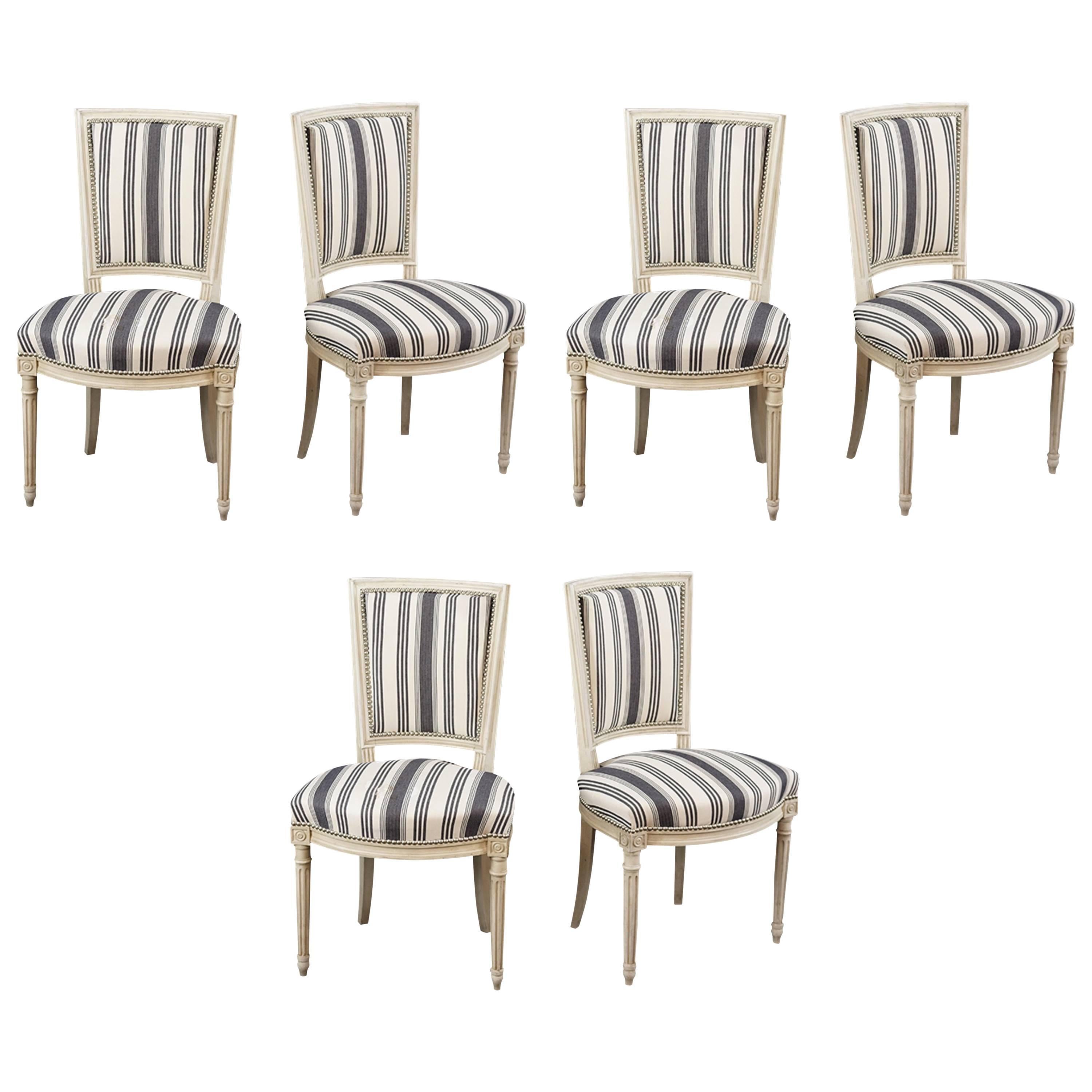 Magnifique ensemble de six chaises d'appoint de style Louis XVI recouvertes d'une bande bleue et blanche