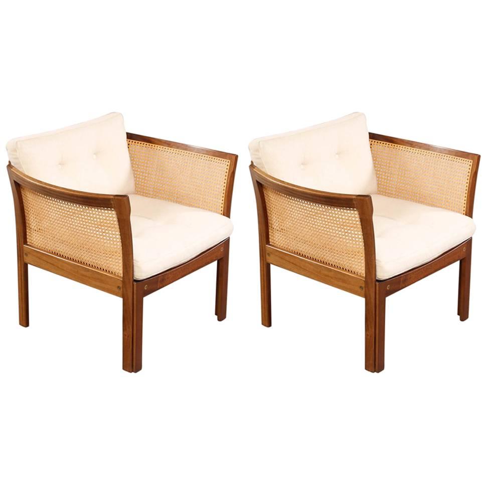 1960s Illum Vikkelso Set of Two Plexus Easy Chairs in Mahogany and White Fabric