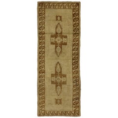 Tapis de couloir turc vintage Oushak à couleurs chaudes et neutres, pour couloir de couloir