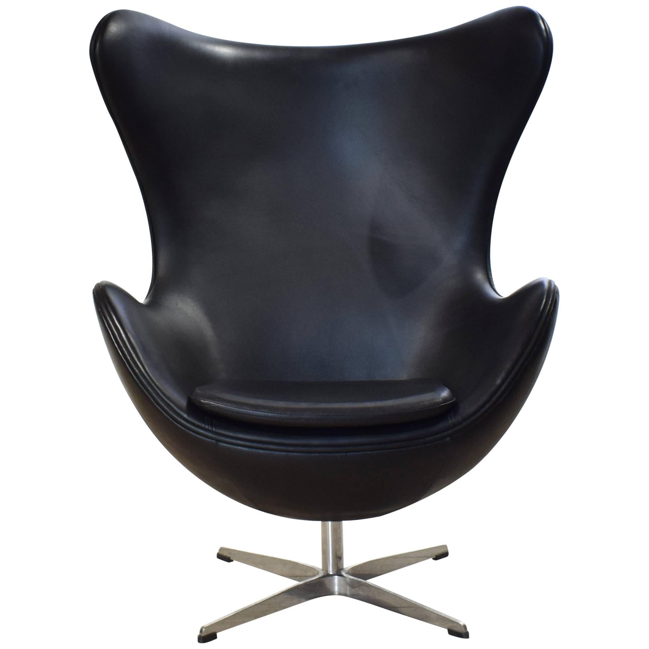 Midcentury Black Leather Egg Chair in the Style of Arne Jacobsen