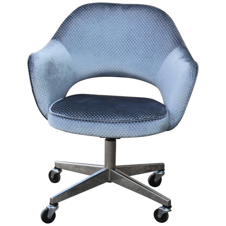 Modern Knoll Eero Saarinen Executive Desk Chair In Blue Grey Velvet Modern Knoll Eero Saarinen Executive Desk Chair In Blue Grey Velvet For