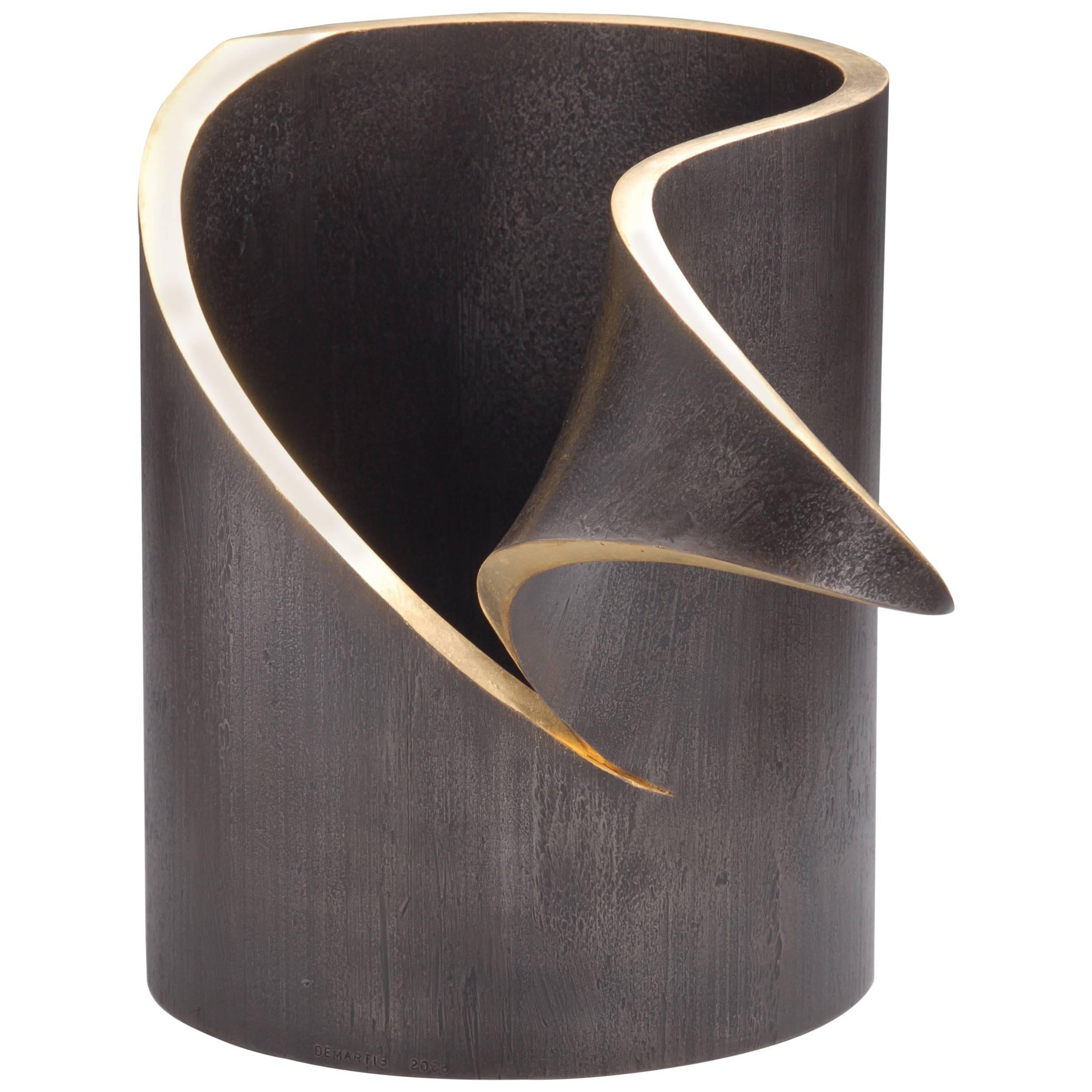 Sculpture minimaliste de table sur piédestal en acier forgé à la main avec feuille d'or, unique en son genre