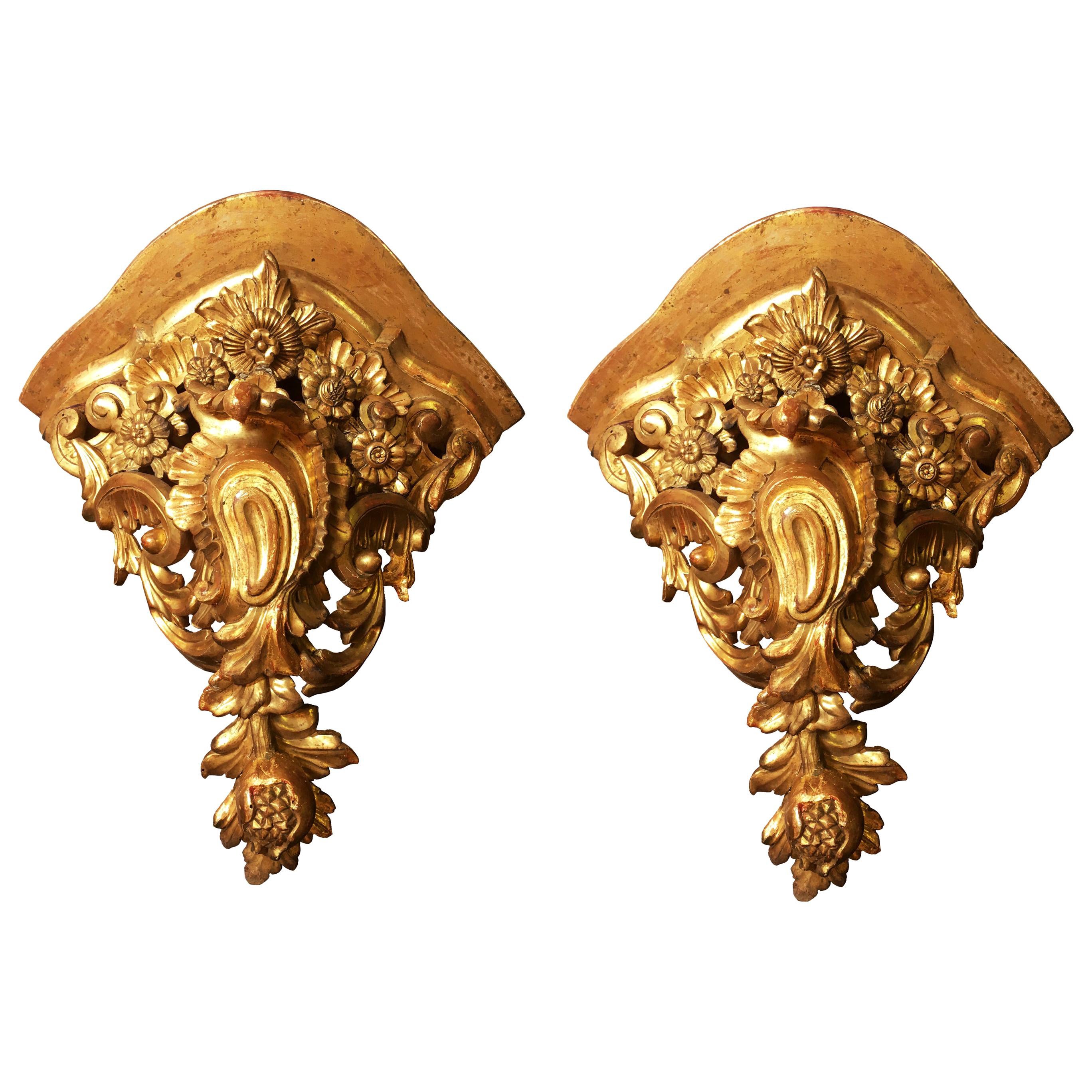 Pair of Large Mid-18th Century George II Rococo Gilt Corner Brackets For Sale