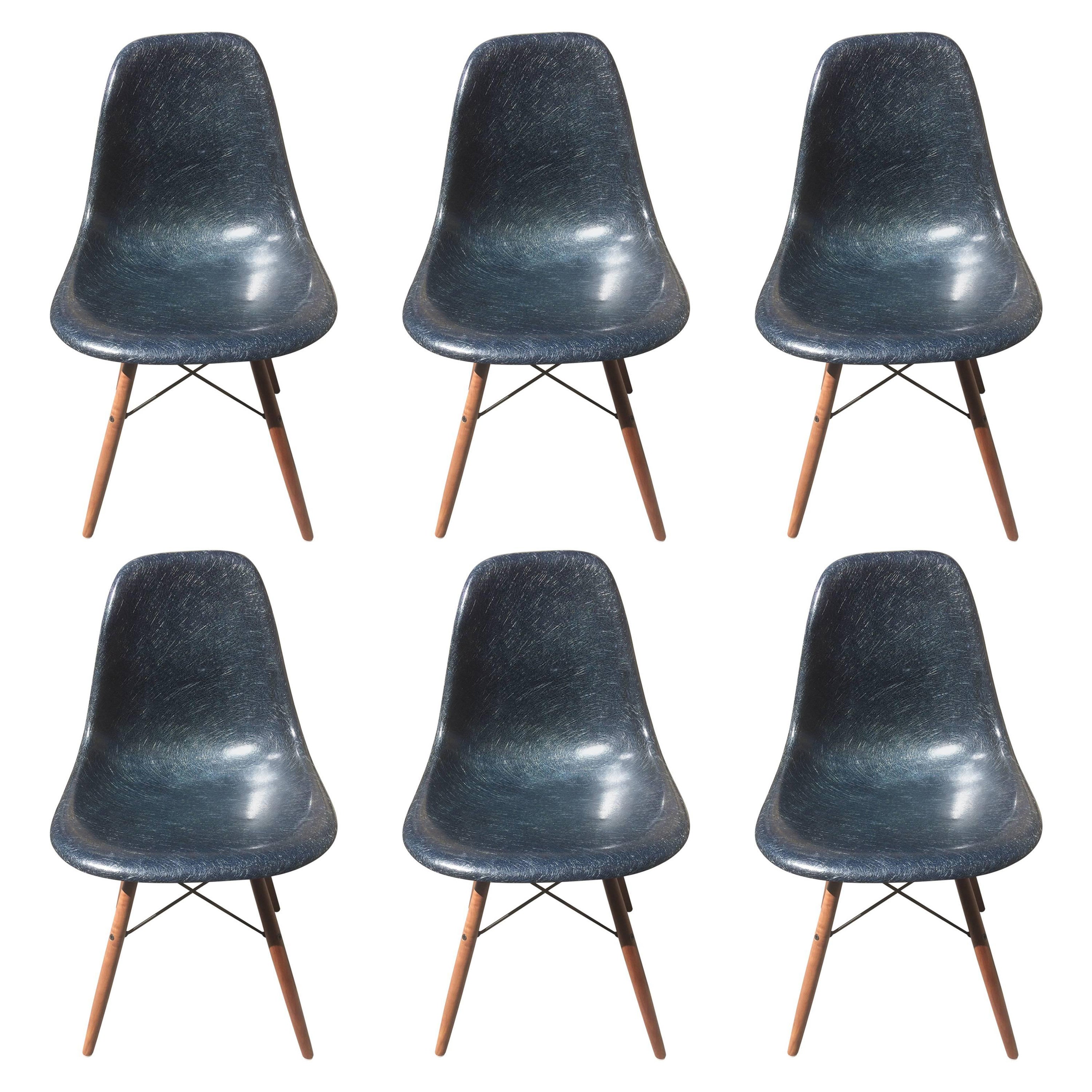 Sillas vintage Eames de fibra de vidrio azul marino en venta