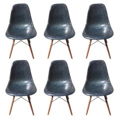 Sillas vintage Eames de fibra de vidrio azul marino