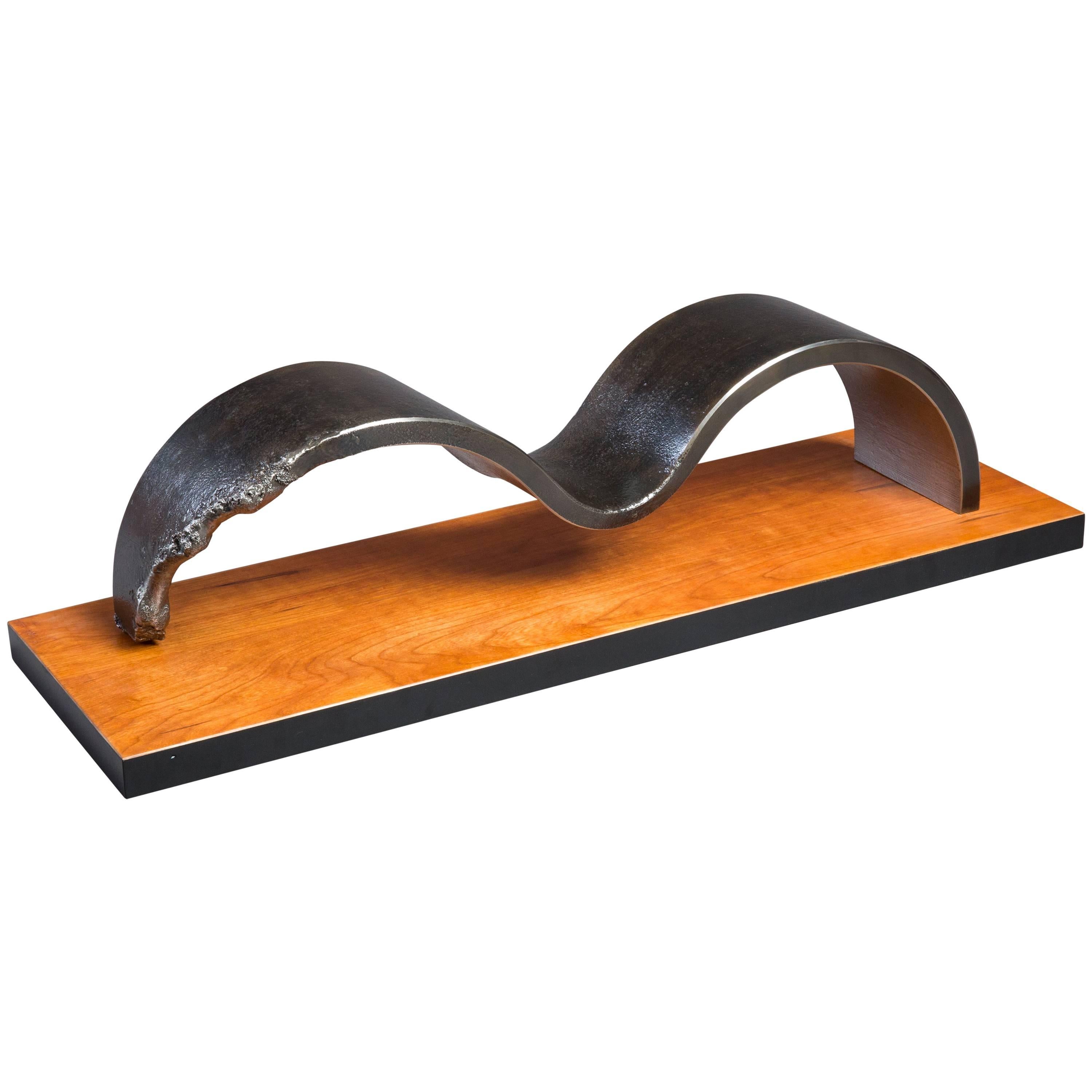 Sculpture de table unique en acier et bois avec patine forgée à la main, unique en son genre