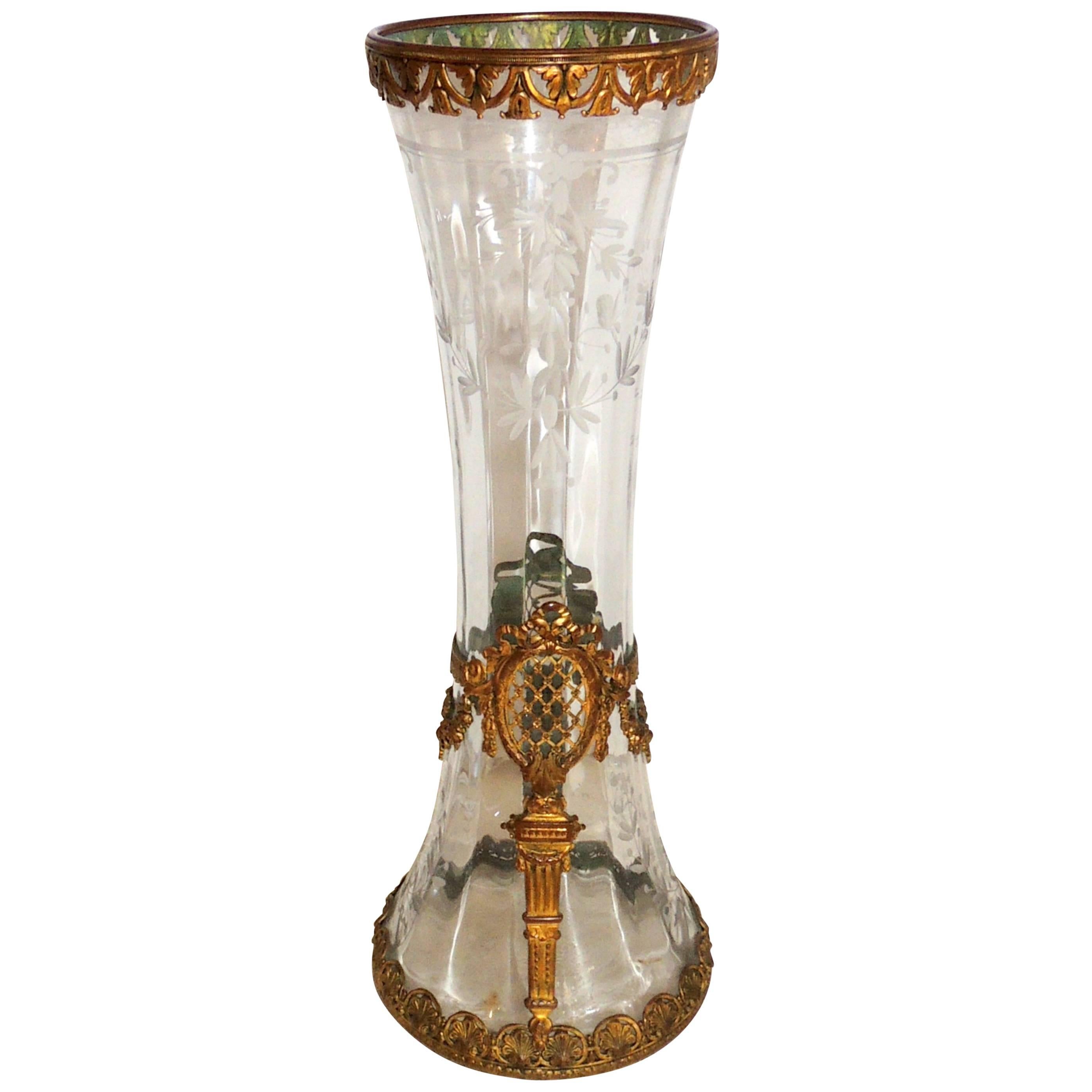 Wunderschöne französische Vase aus geätztem Kristall mit Schleifen, Girlanden, vergoldeter Goldbronze und Goldbronze