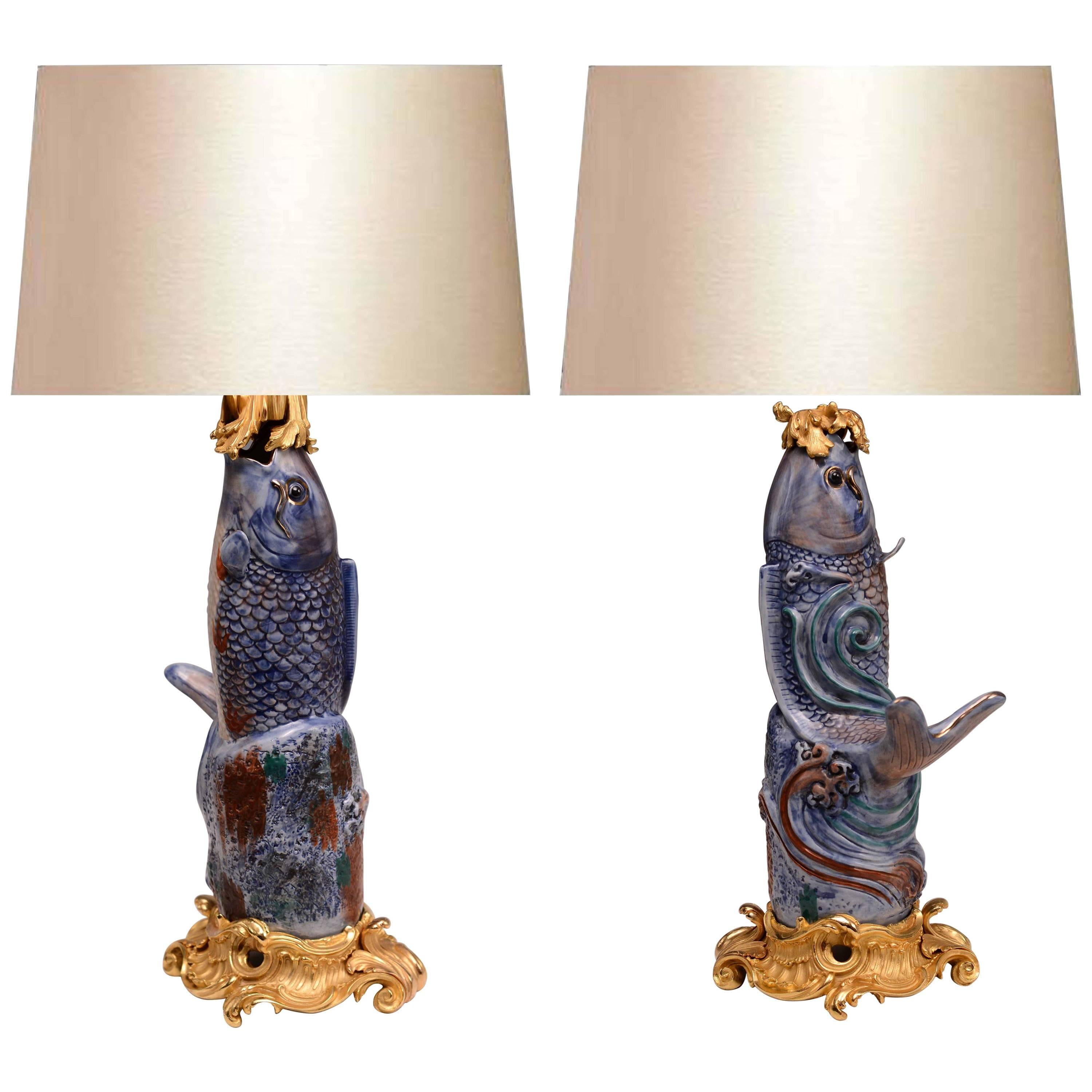 Paire de lampes à motif de poisson en porcelaine à poser ou suspendre en bronze doré en vente