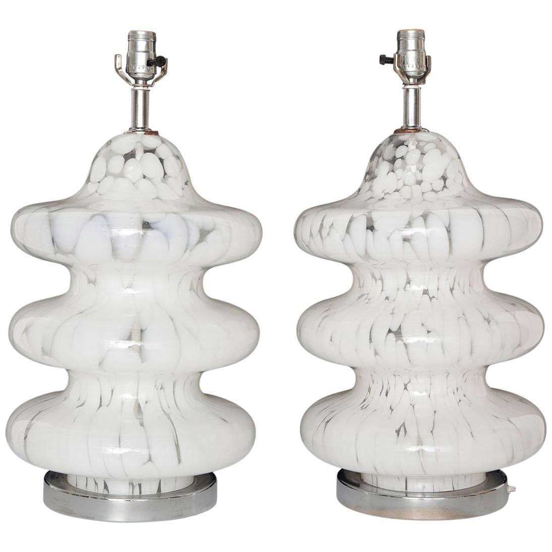 Coppia di lampade a tre piani in vetro di Murano trasparente e bianco screziato, circa 1970 in vendita