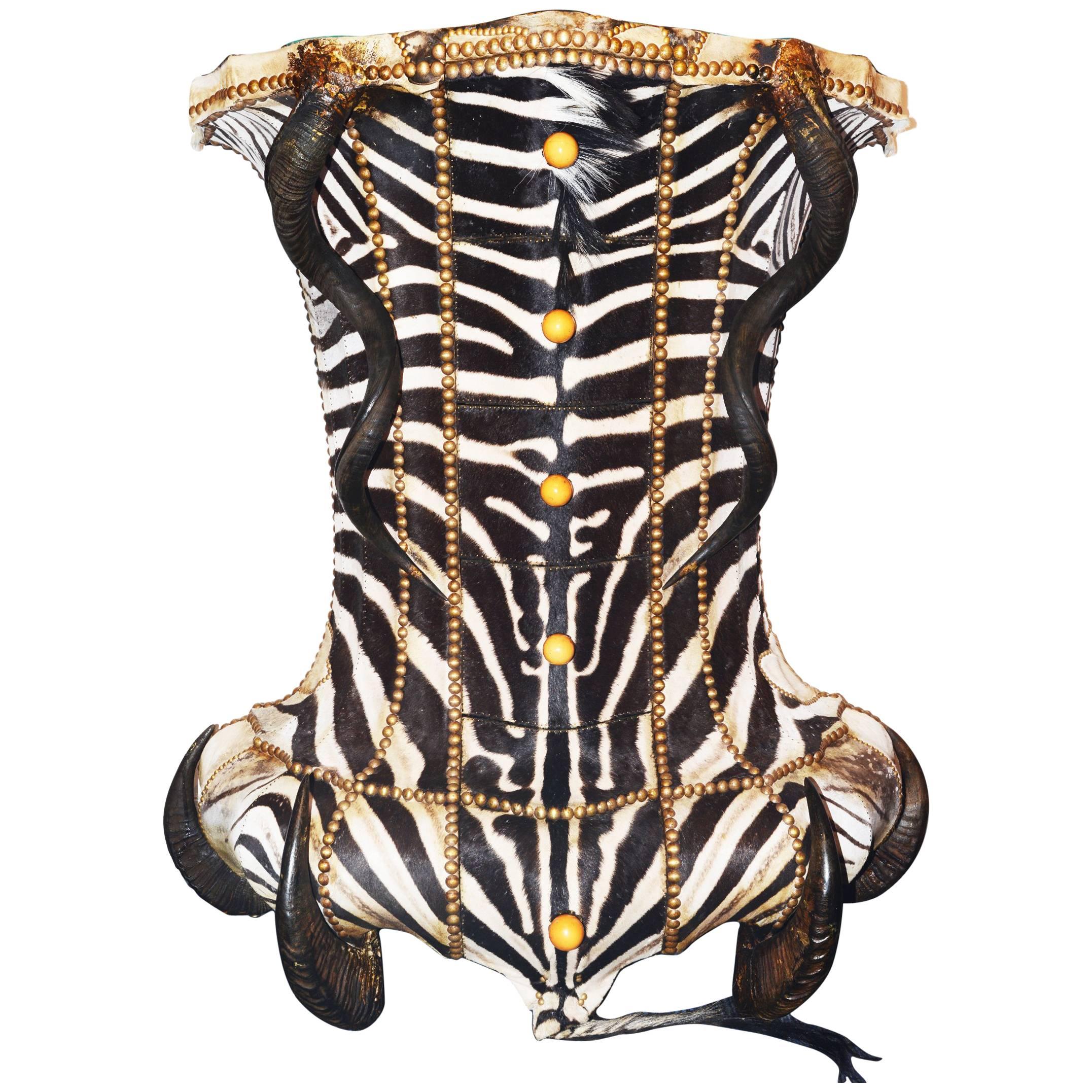 Cassettiera con testa di zebra e pelle di zebra
