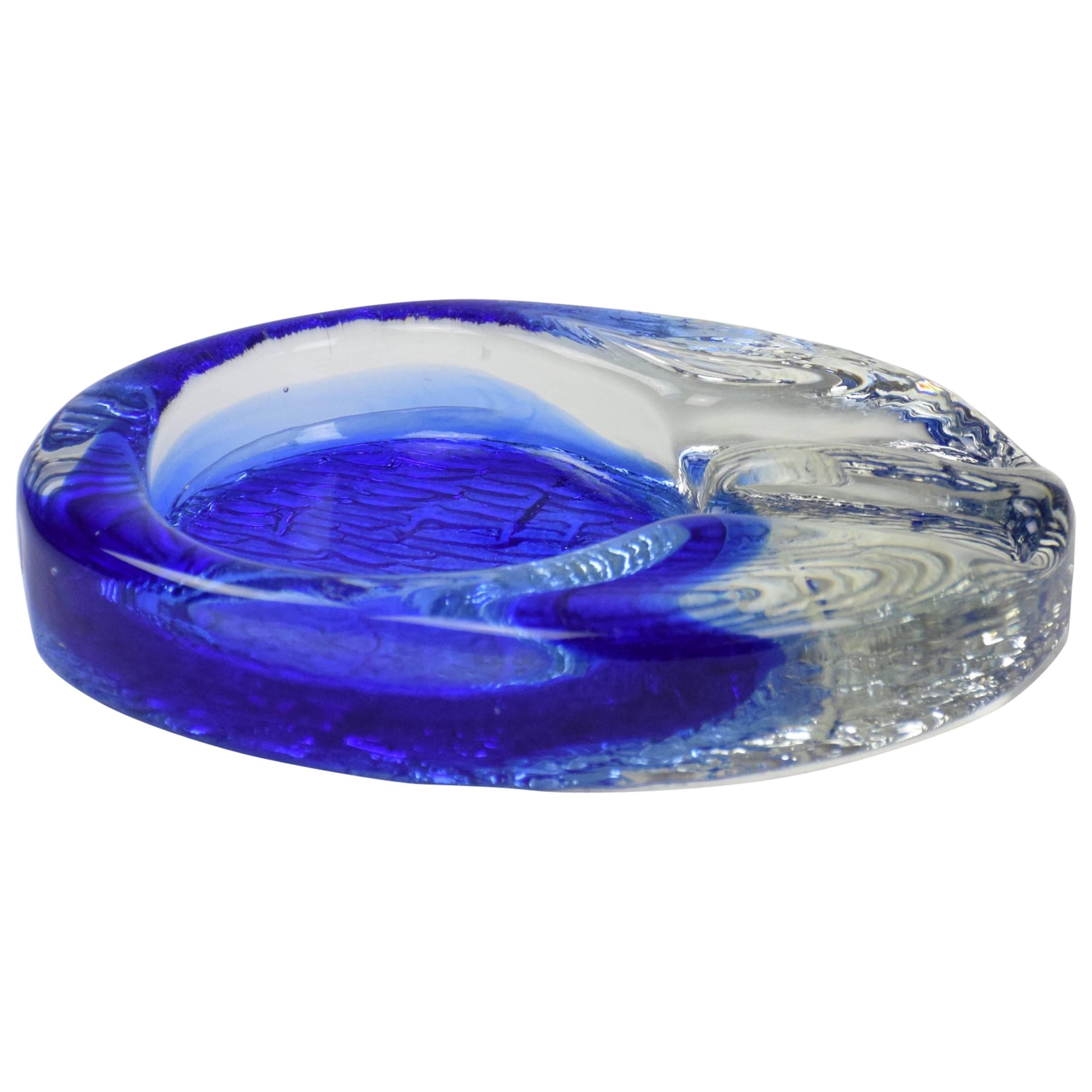 20th century Italian Murano glass vintage ashtray, in hues of blue and white glass with textures effect at the bottom.
A vibrant decorative object which will brighten any form of table.
Italy, circa 1950-1960s.