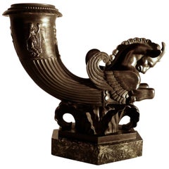 Vase Rhyton en bronze italien Grand Tour