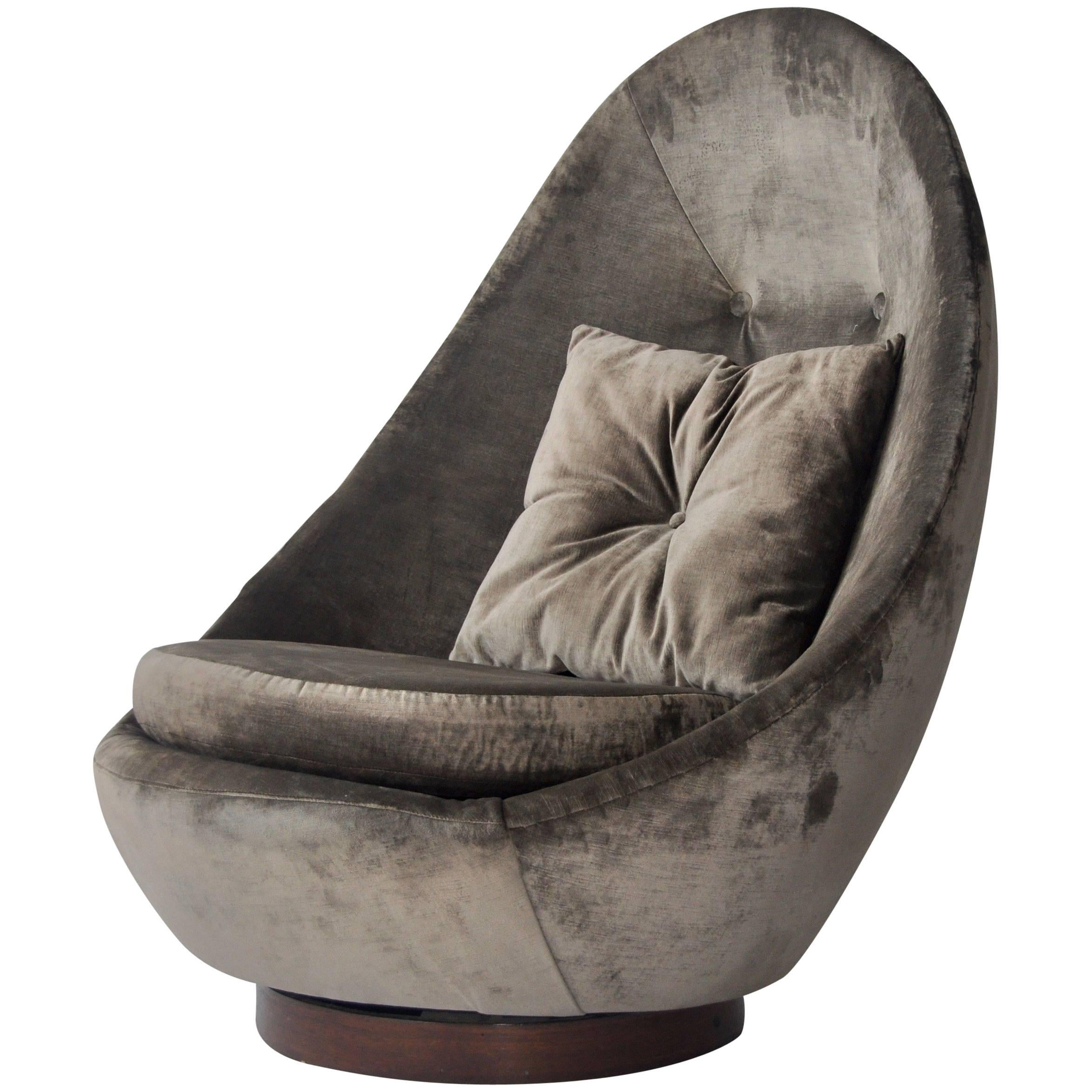 Rare Large-Scale Milo Baughman Swivel Chair For Sale